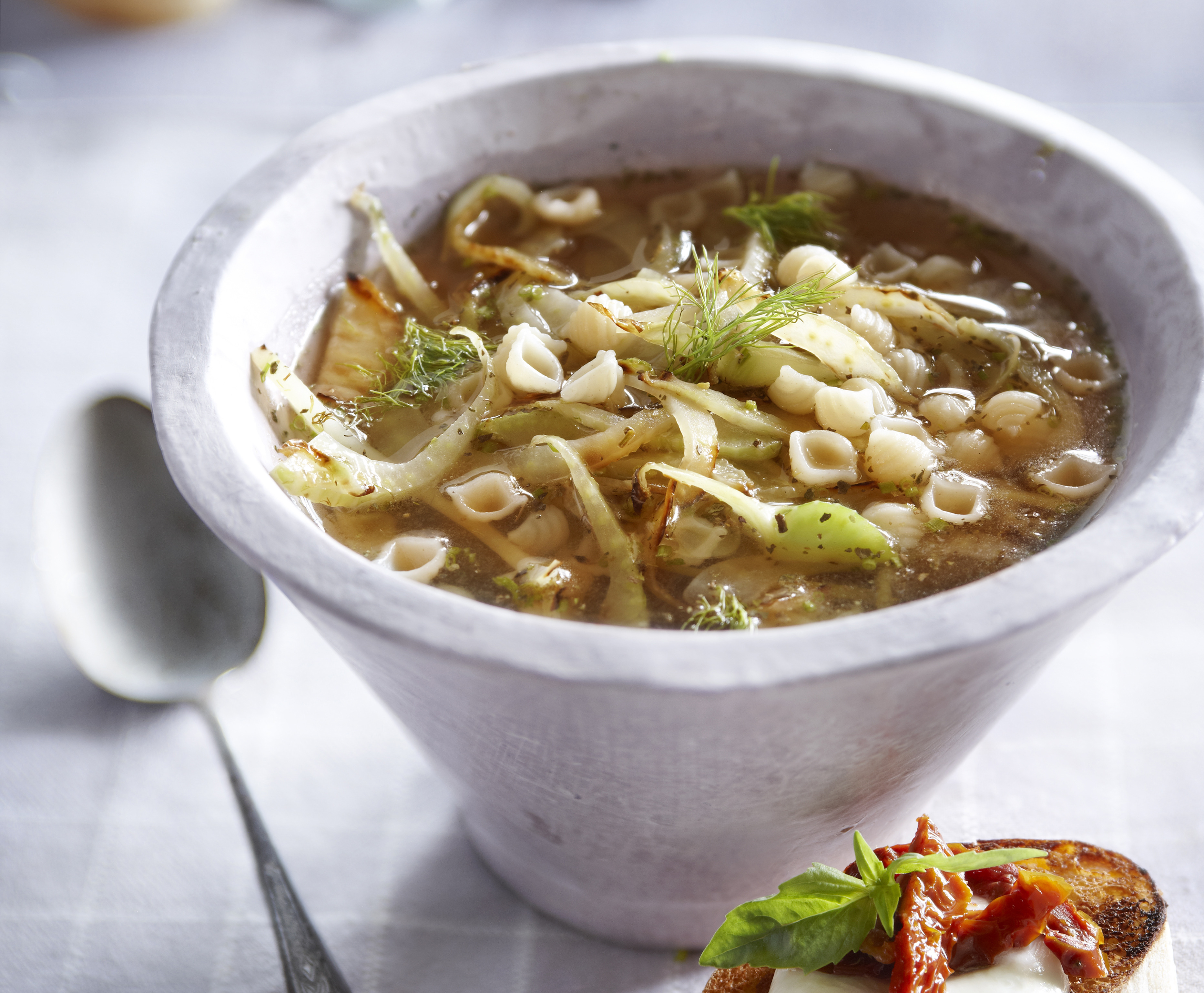 Venkelsoep met mozzarellacrostini