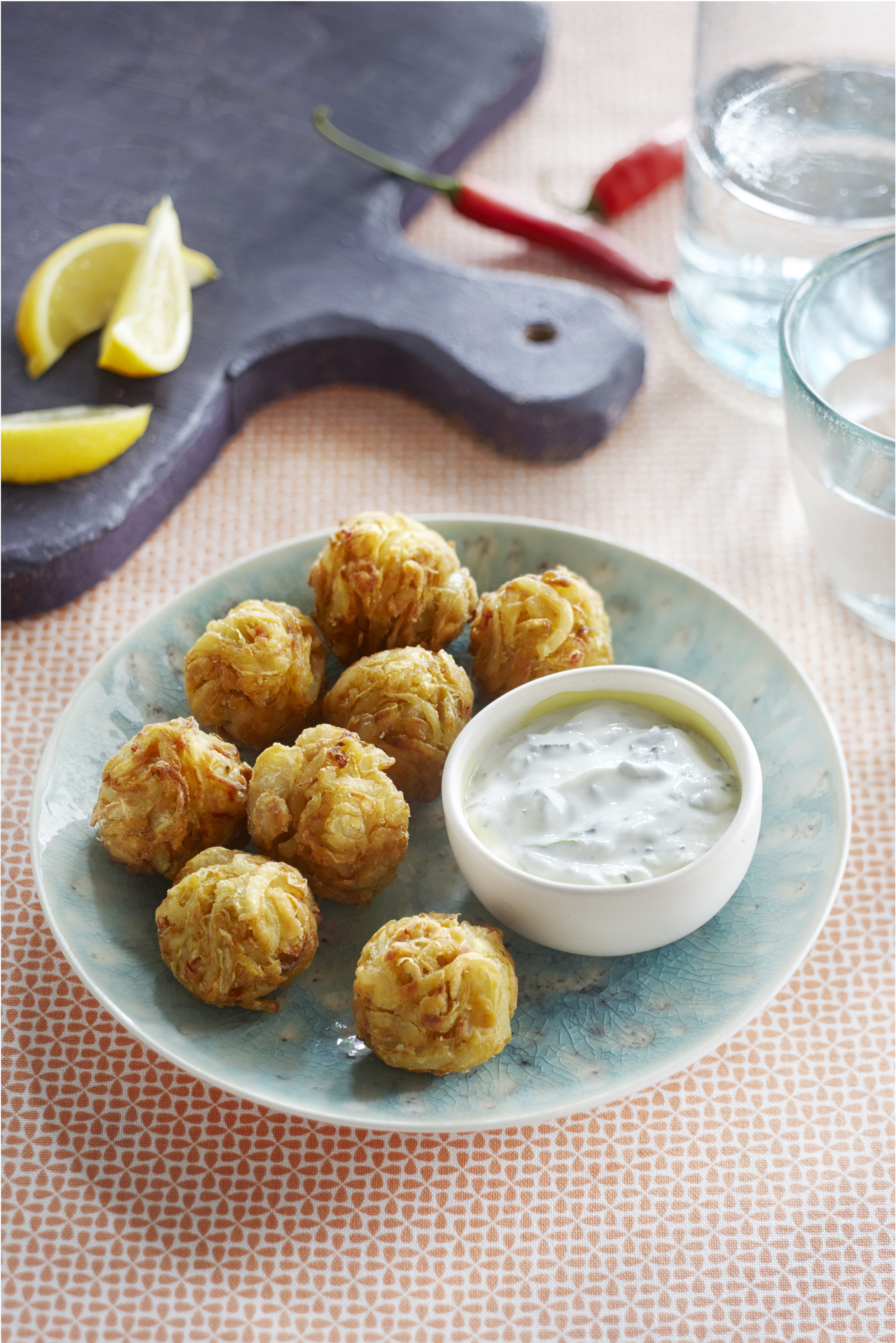 Uienbeignets met muntdip