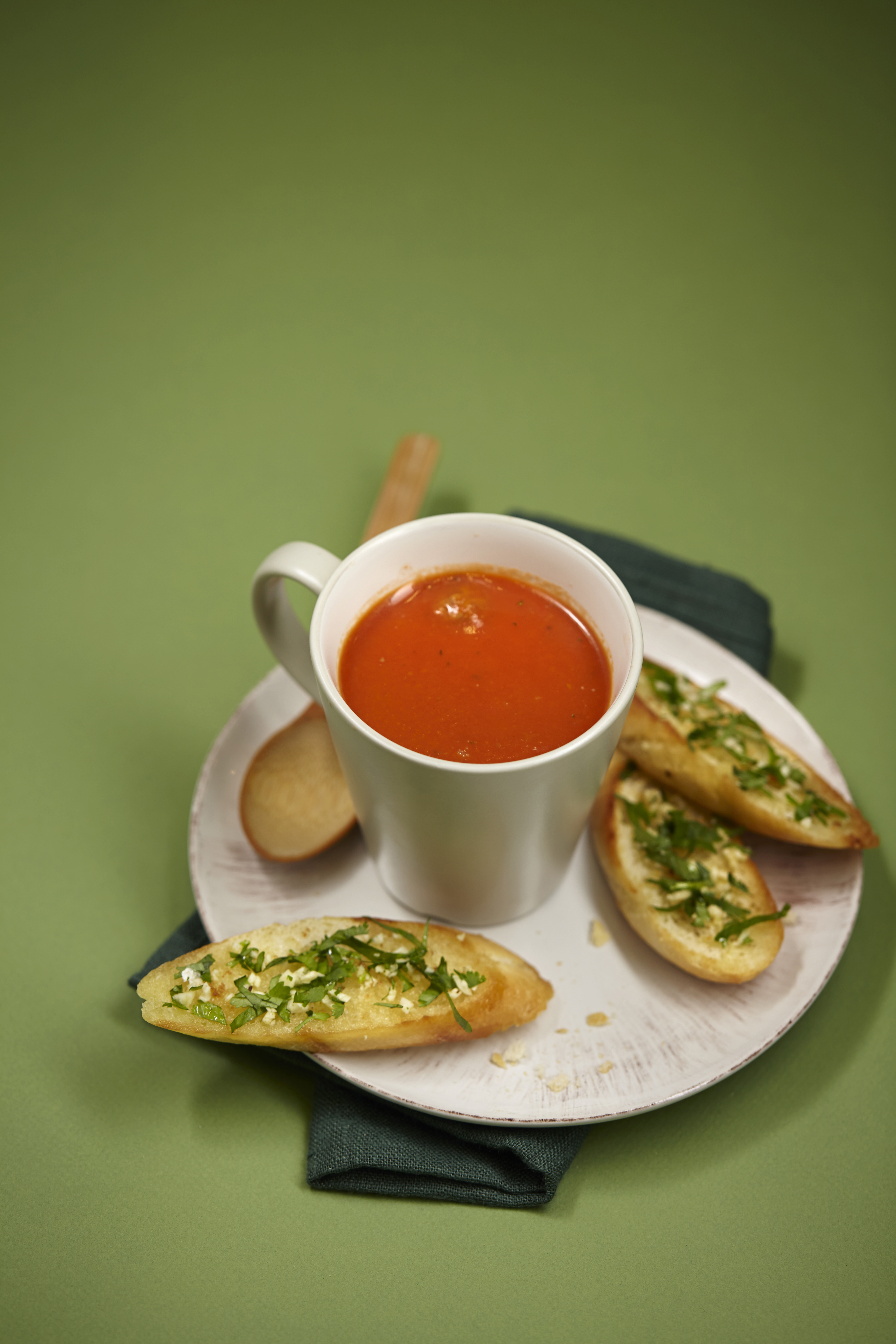 Tomatensoep met balletjes en koriander-knoflookbrood