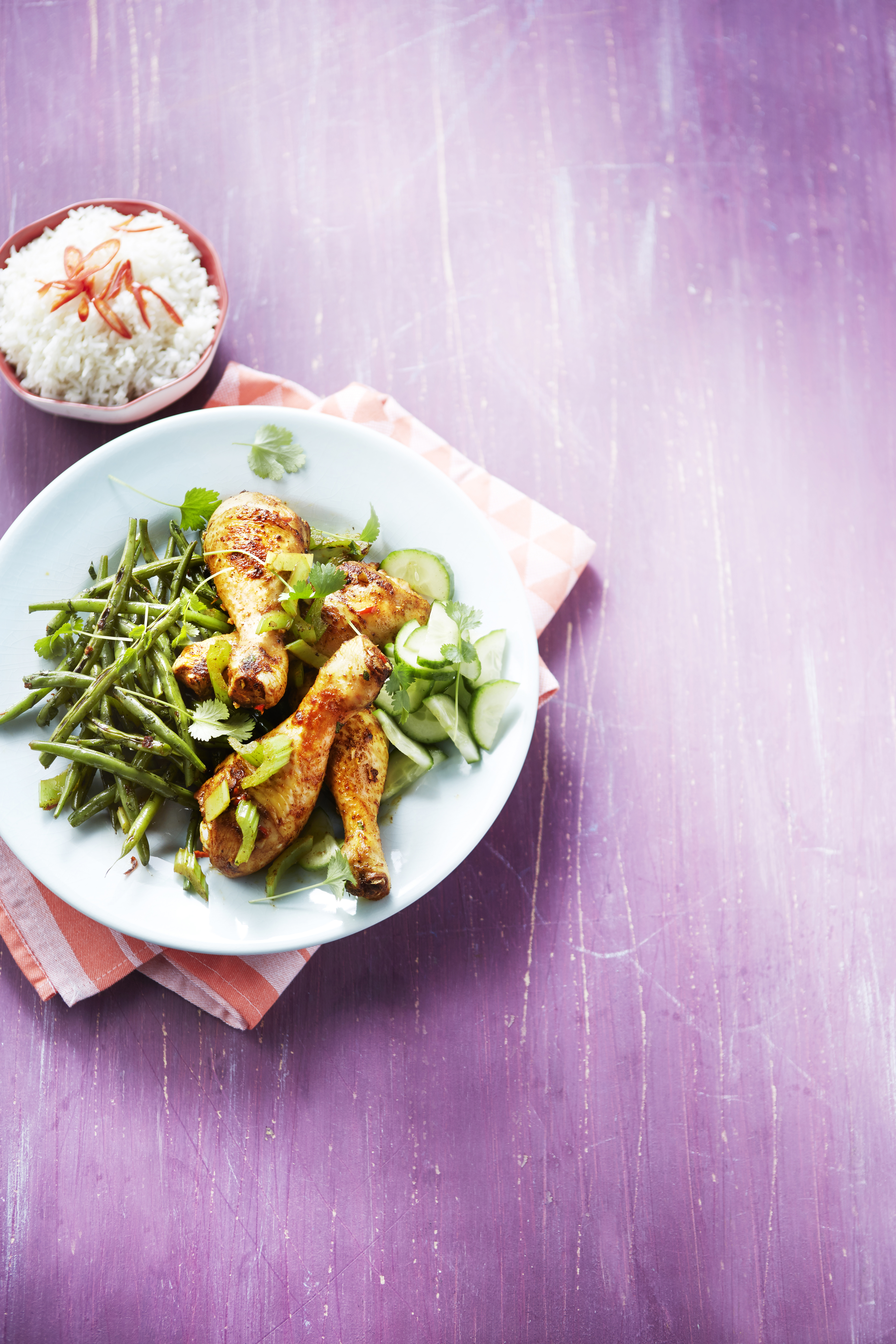 Nanies kip met boontjes en zure komkommer