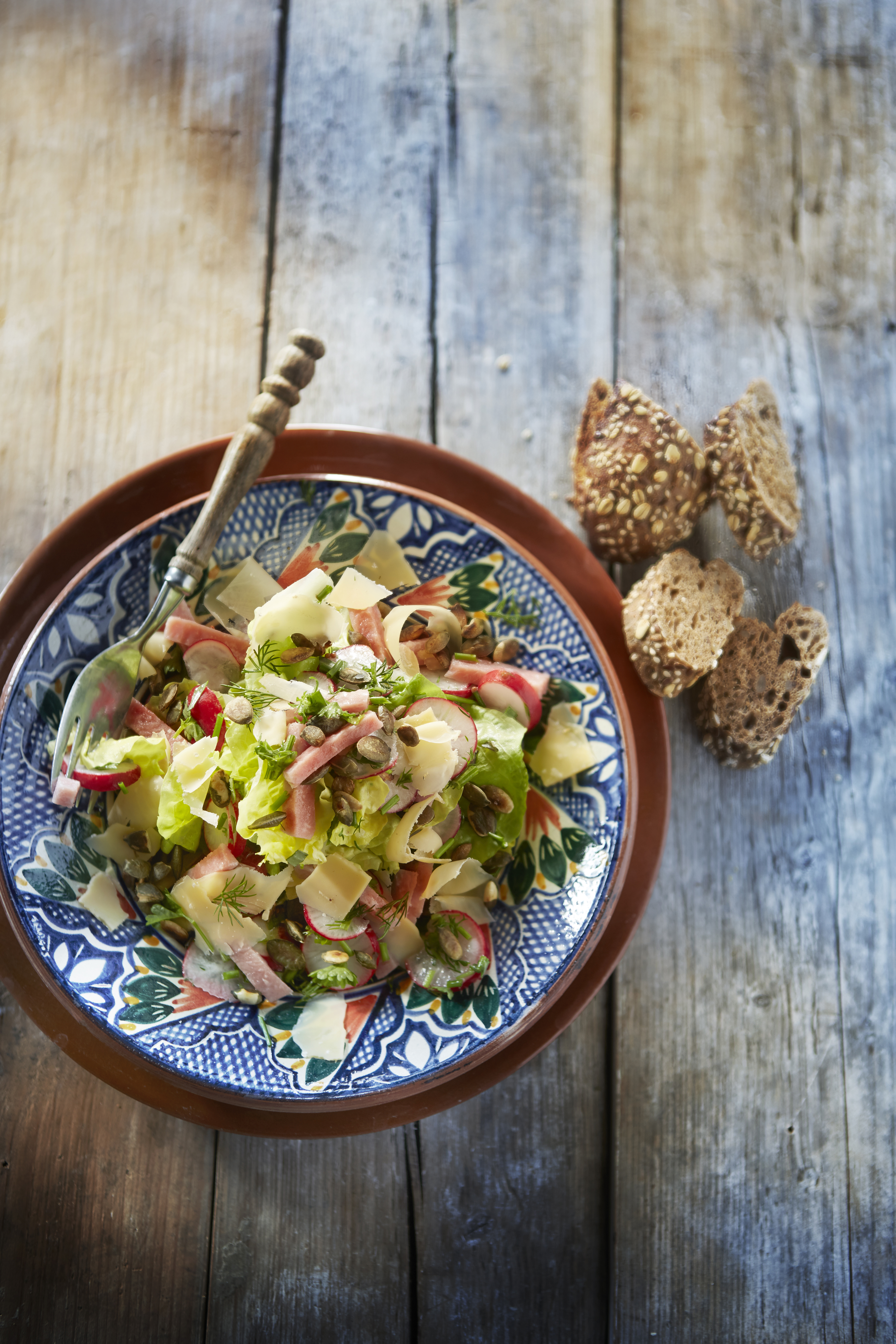 Kruidensalade met radijs, beenham en oude kaas