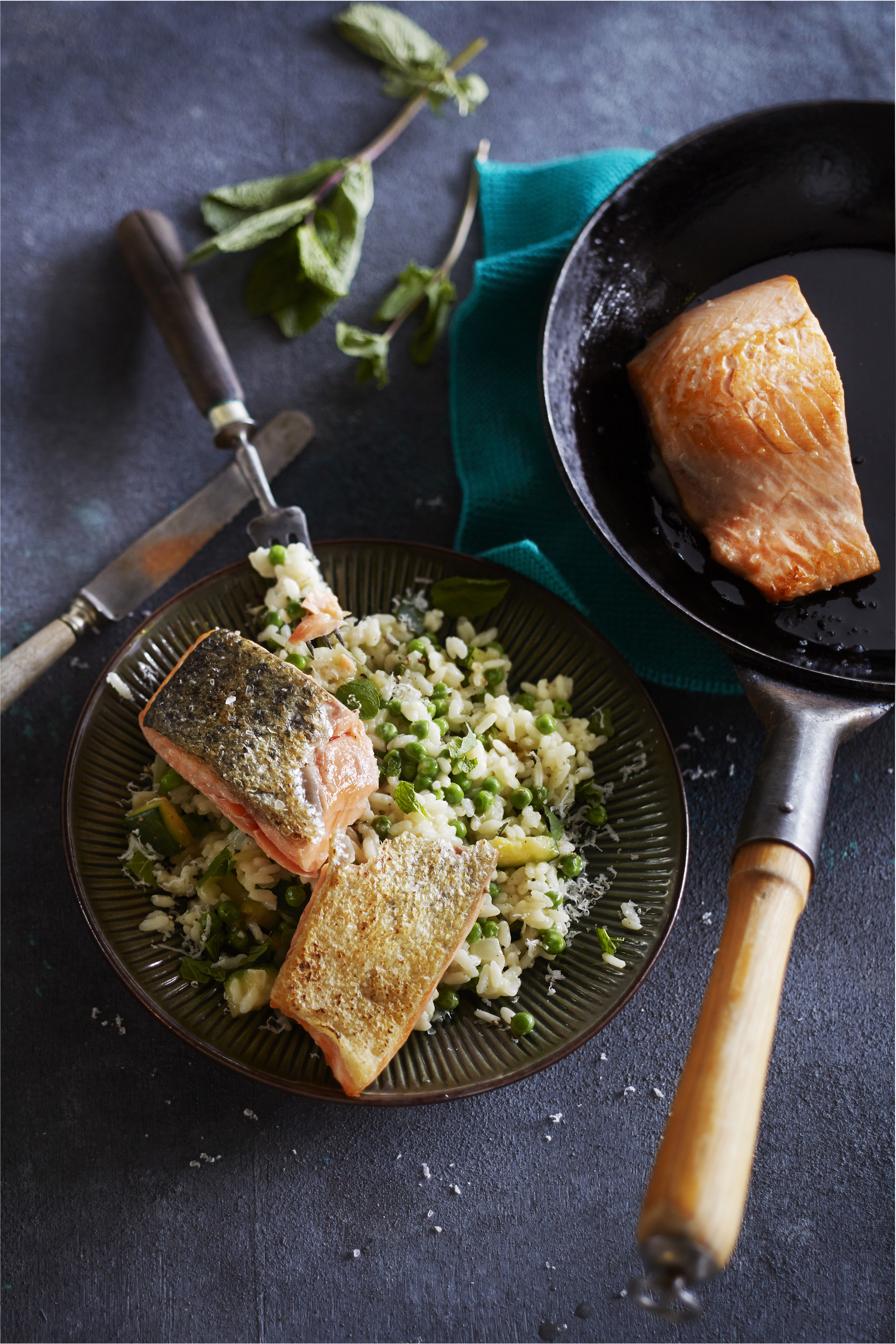 Voorjaarsrisotto met zalm en munt