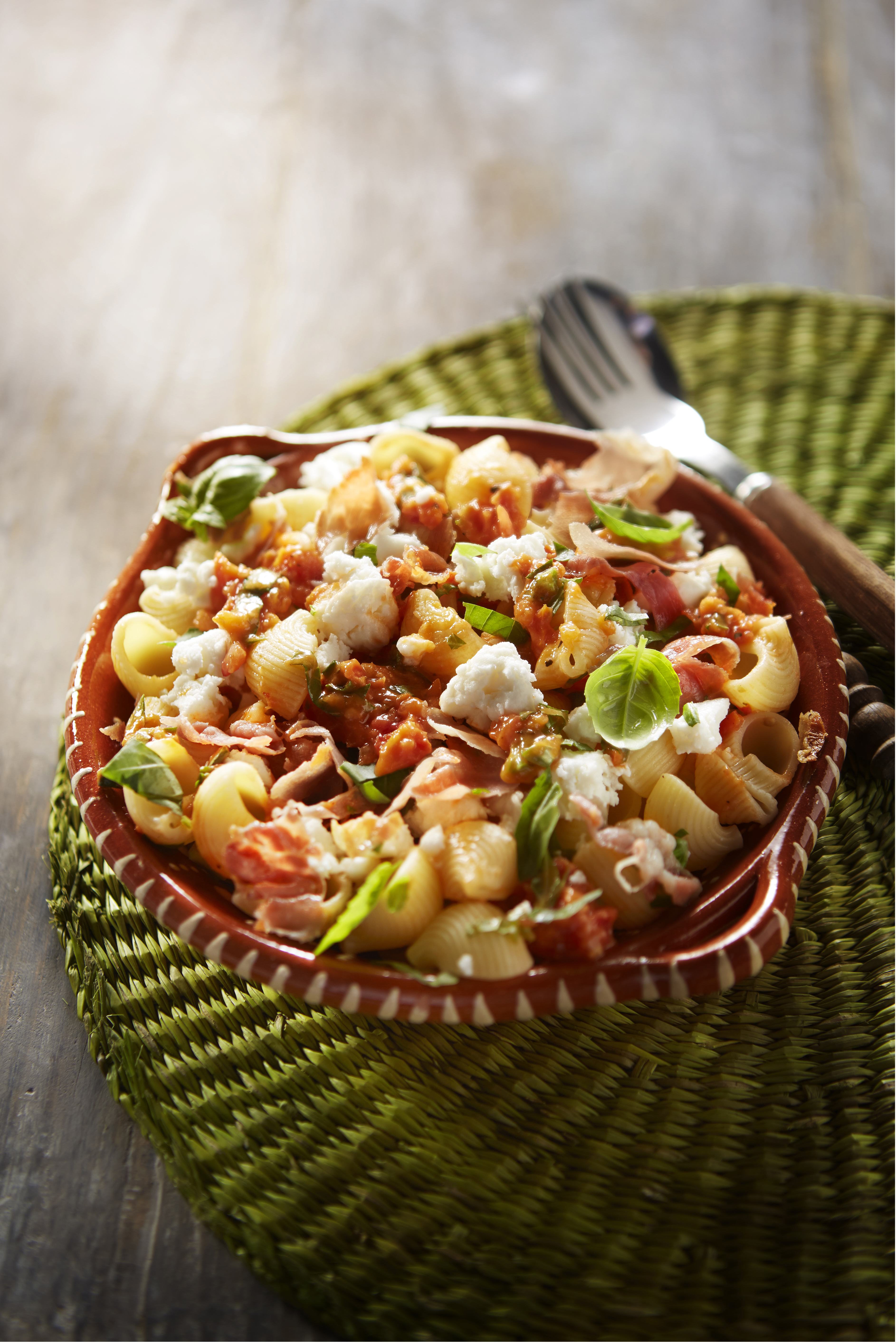 Pastasalade met tomatentapenade en parmaham