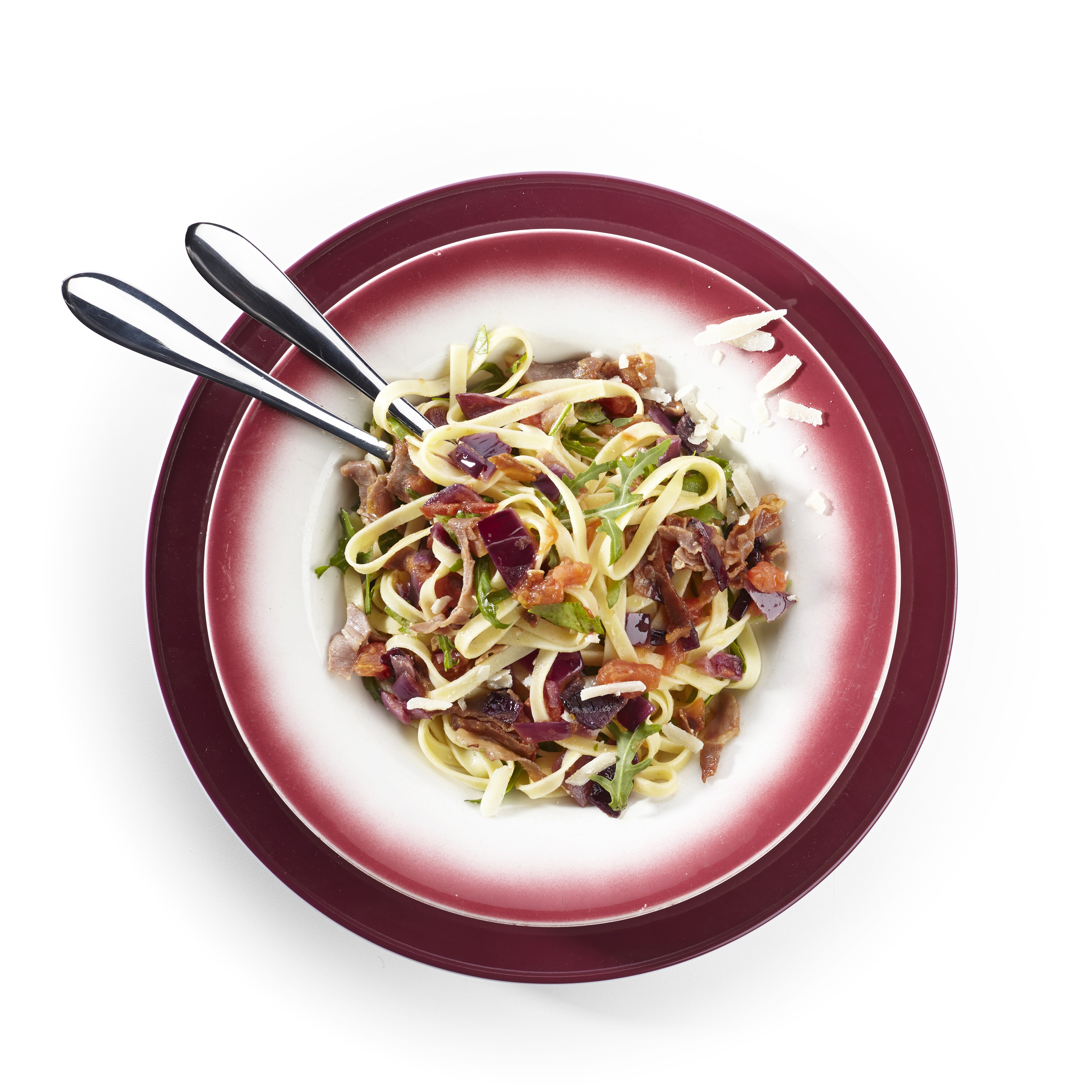 Tagliatelle met rauwe ham, rucola en rode ui