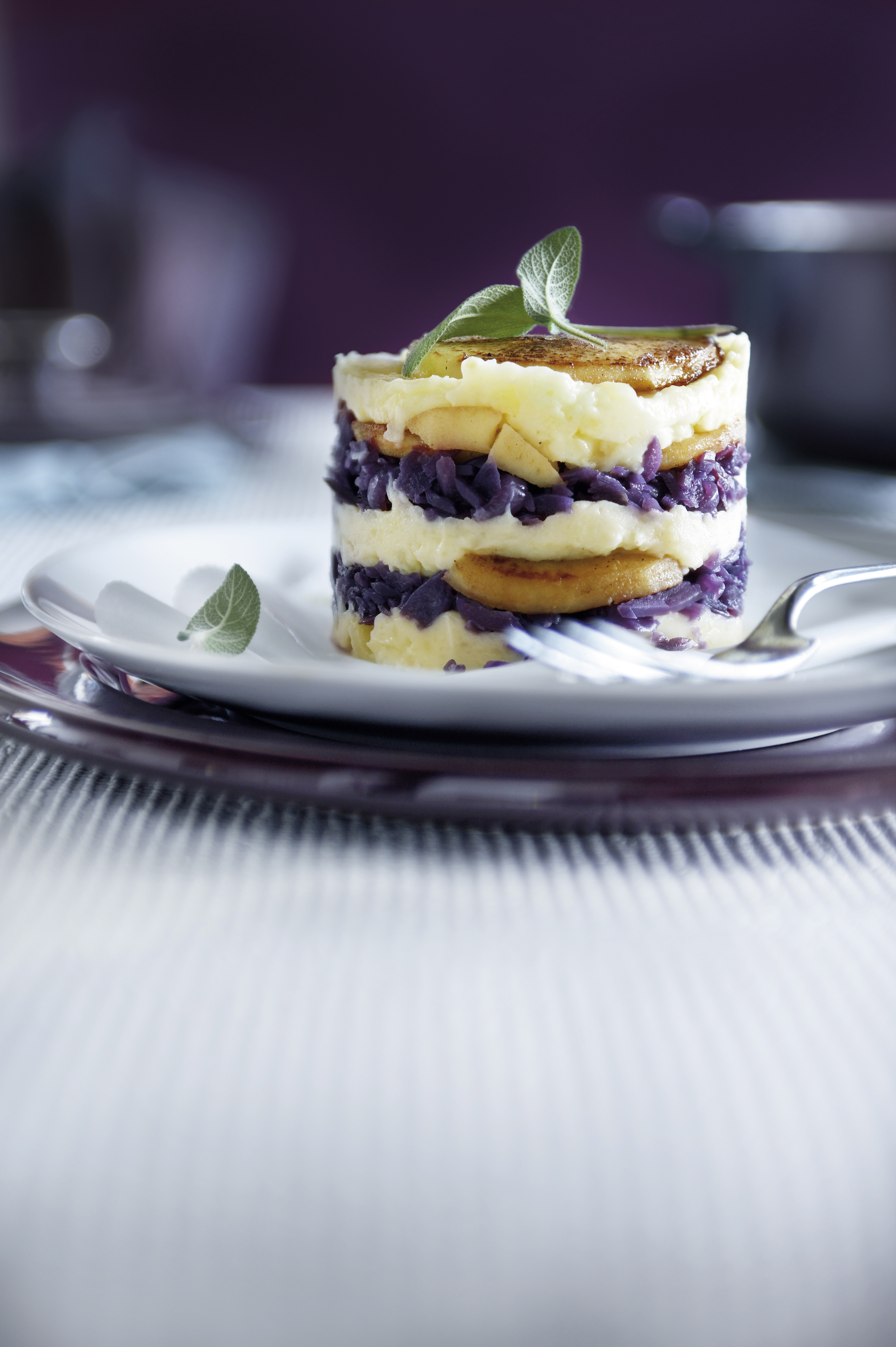 Taartje met rodekool, appel en salie