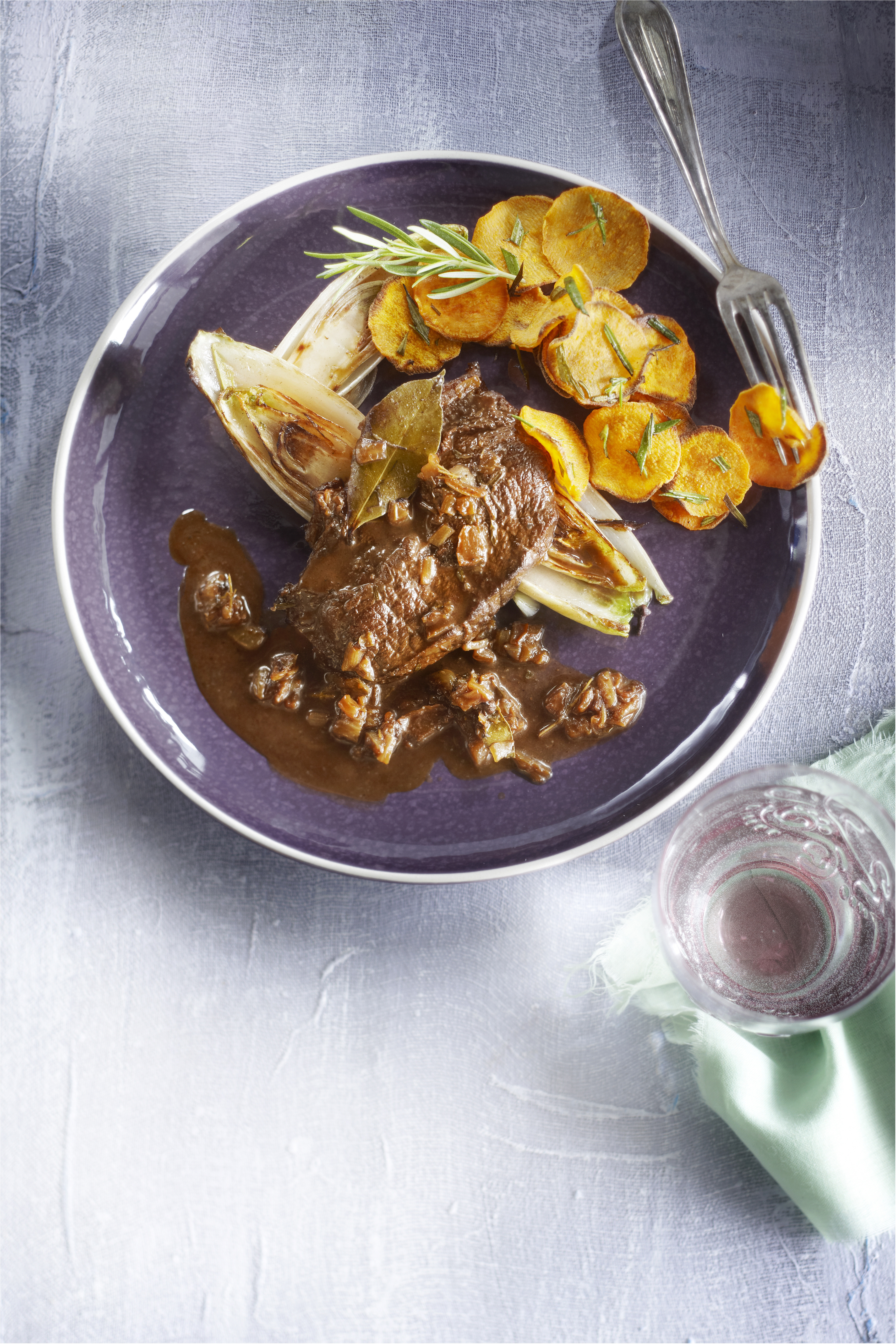 Sukade met ovengebakken chips van zoete aardappel