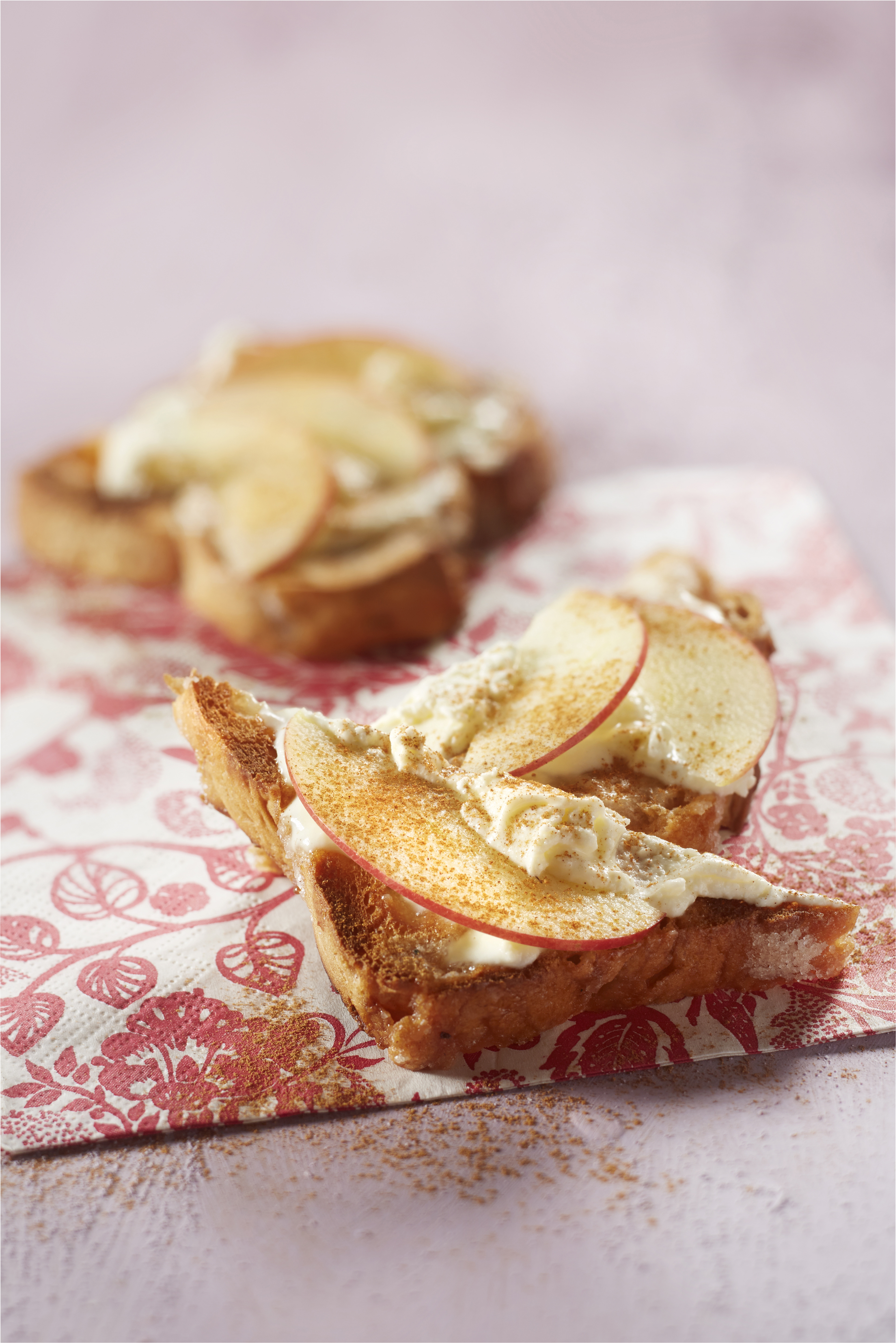 Suikerbrood met mascarpone, appel en kaneel