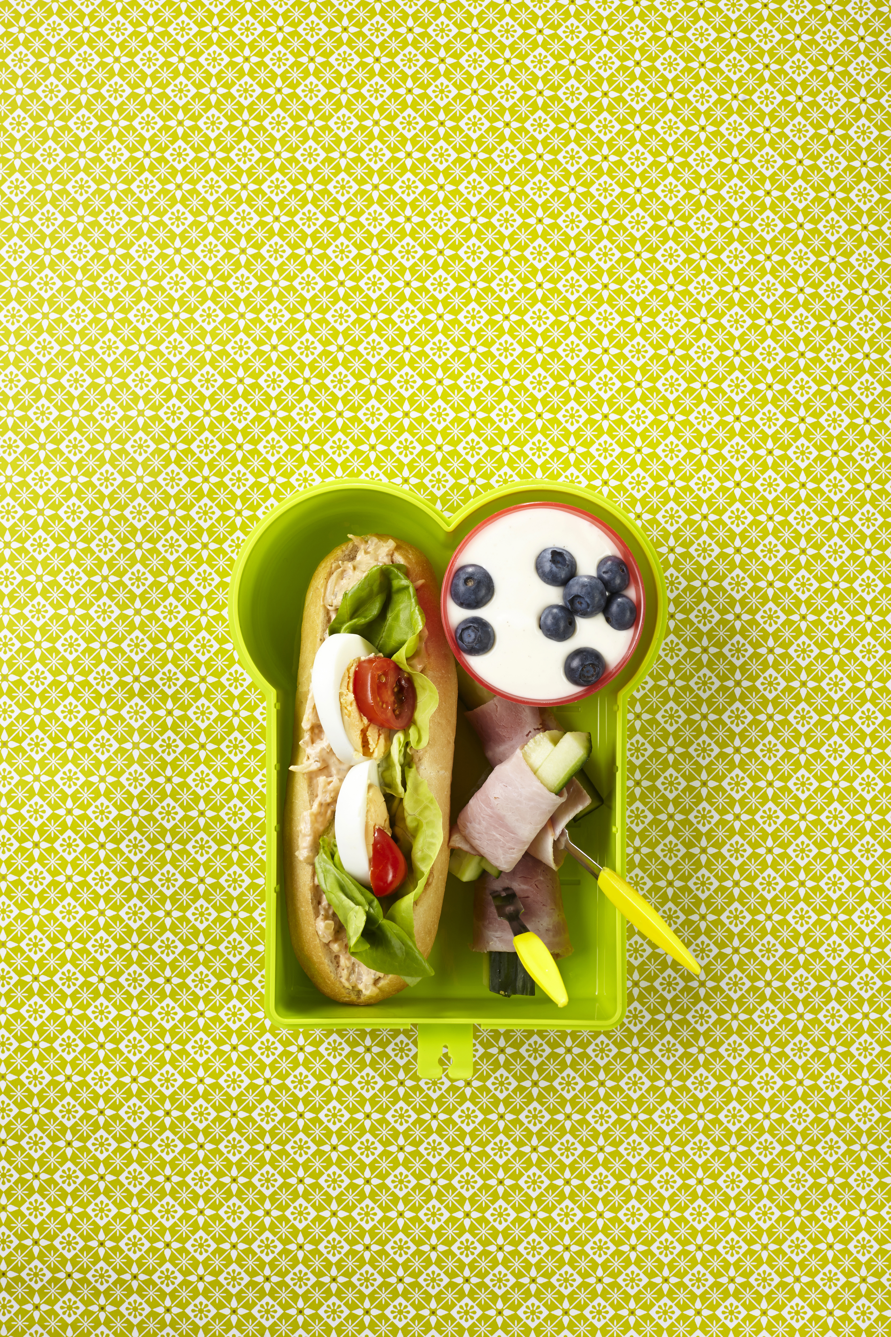 Stokje gezond (met komkommer-hamstaafjes en fruitkwark)