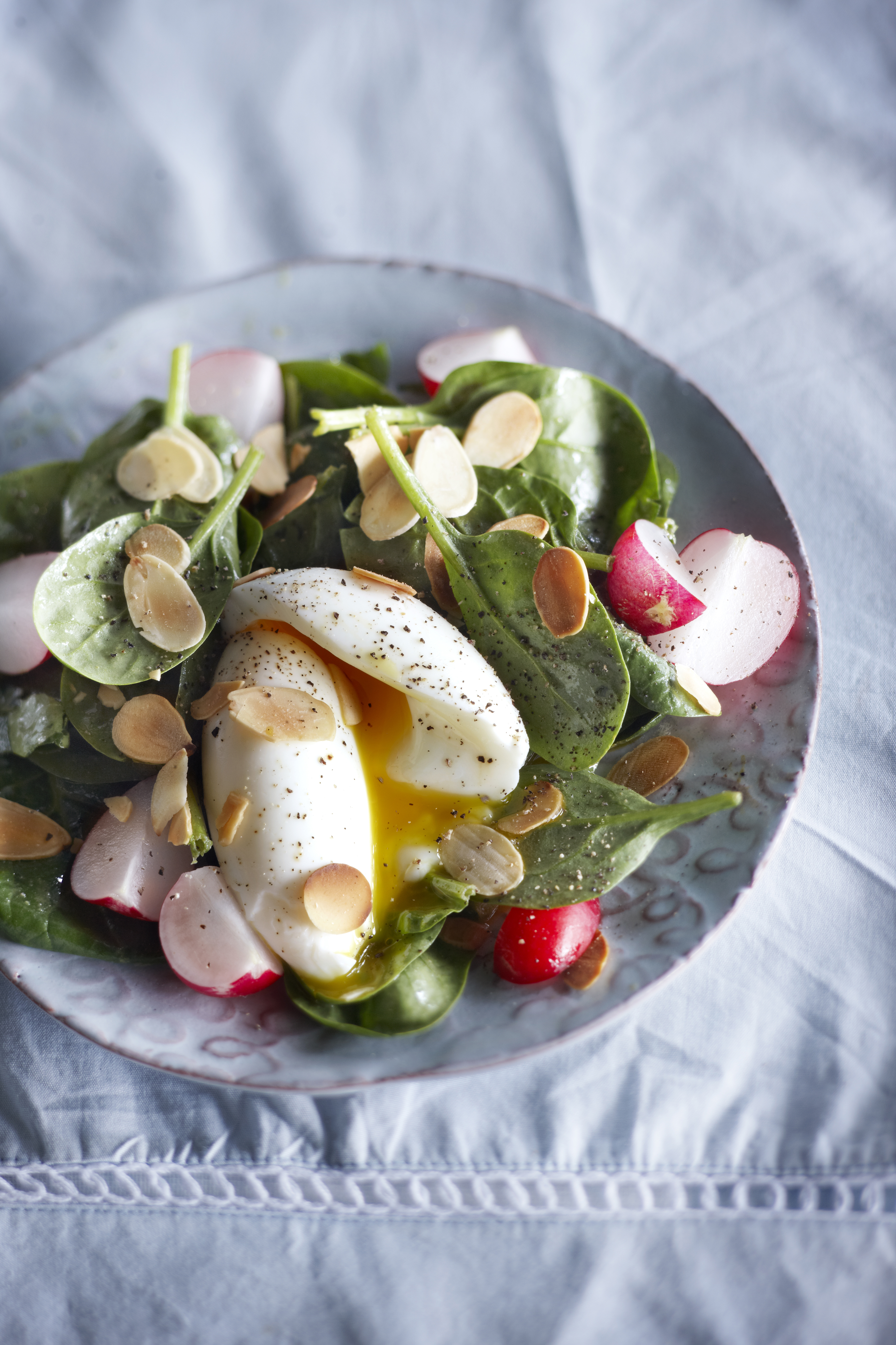 Spinaziesalade met zachtgekookt ei en mosterddressing
