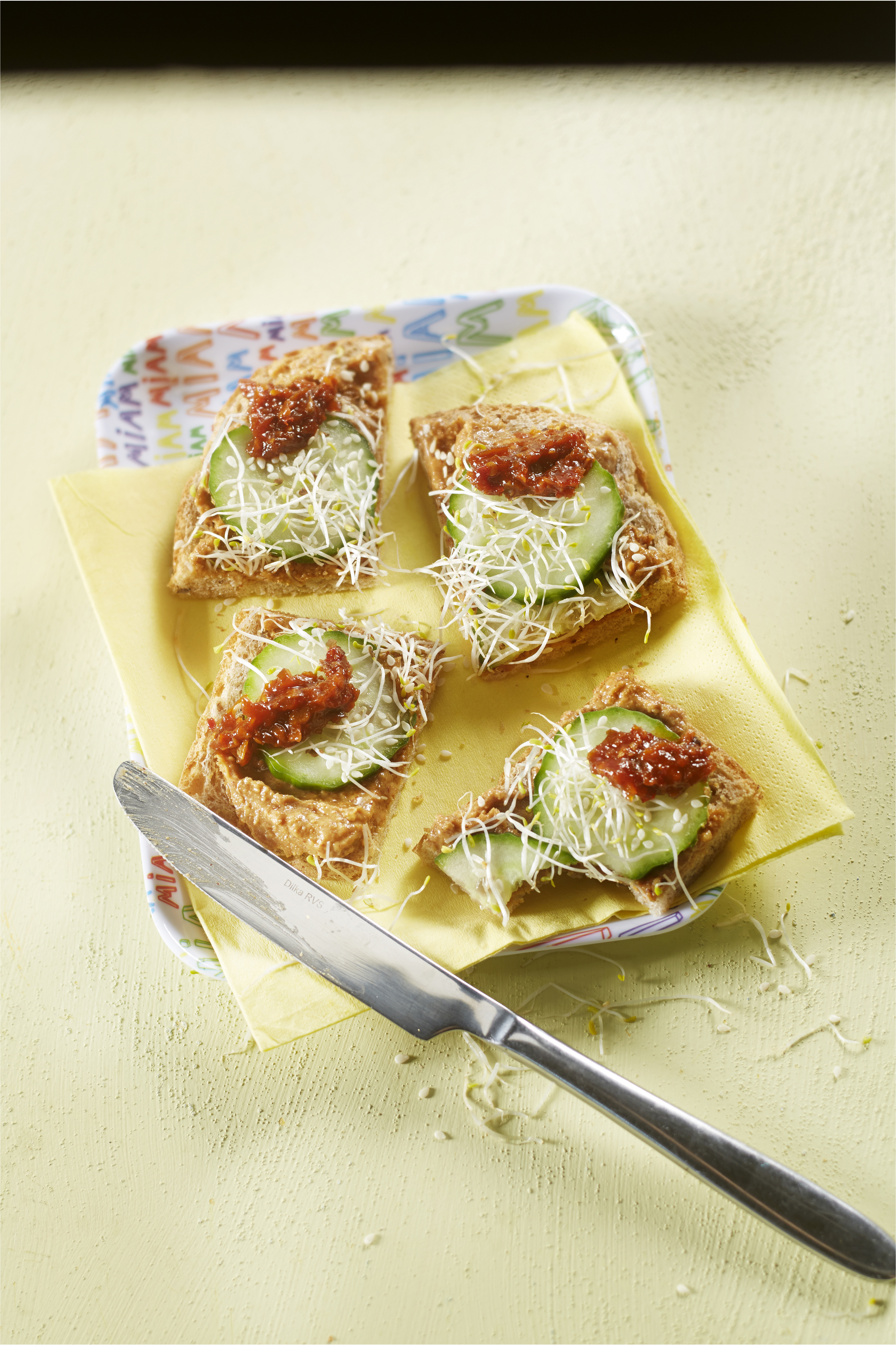 Speltbrood met pindakaas en sambal
