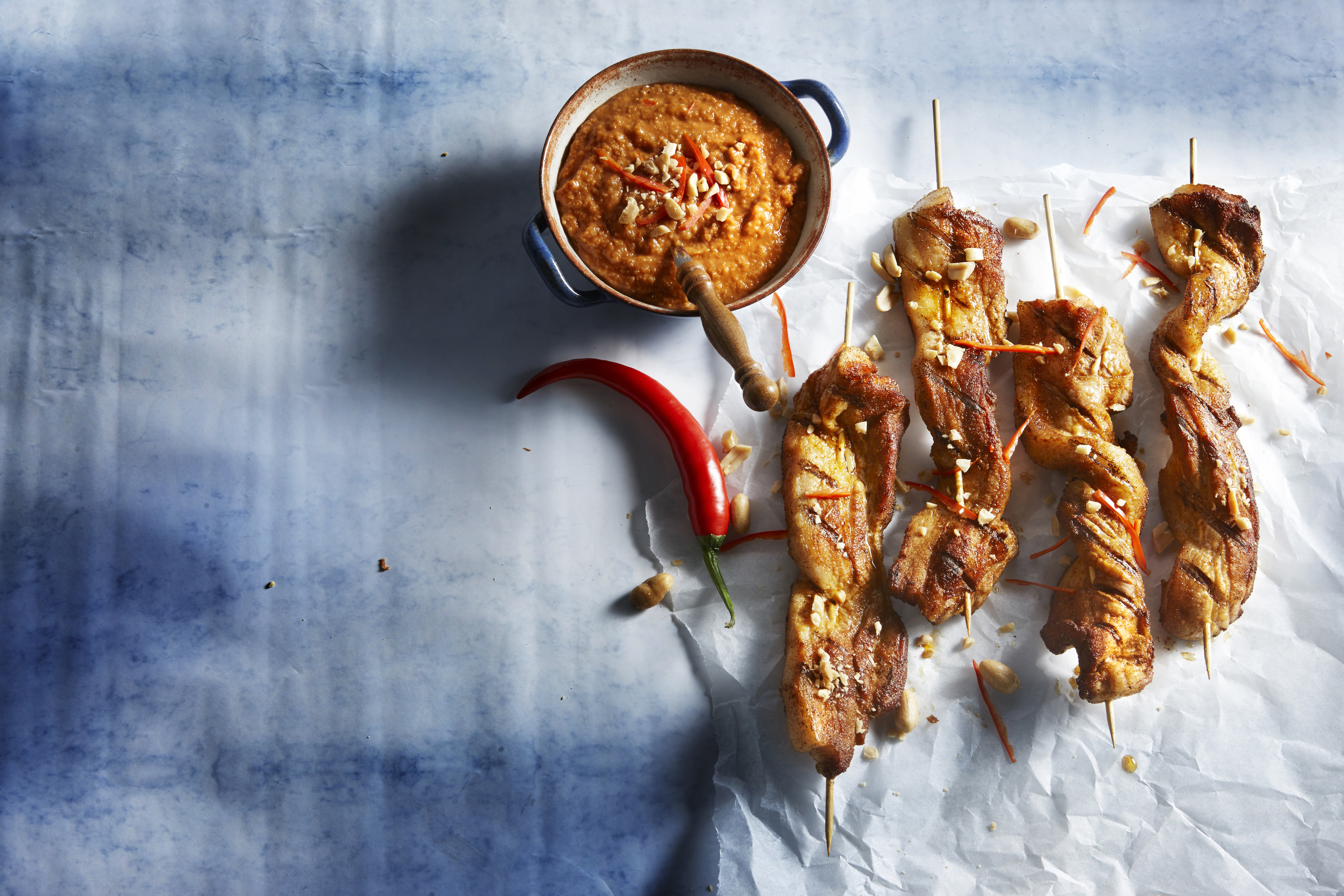 Spekspiesjes met spicy pindasaus