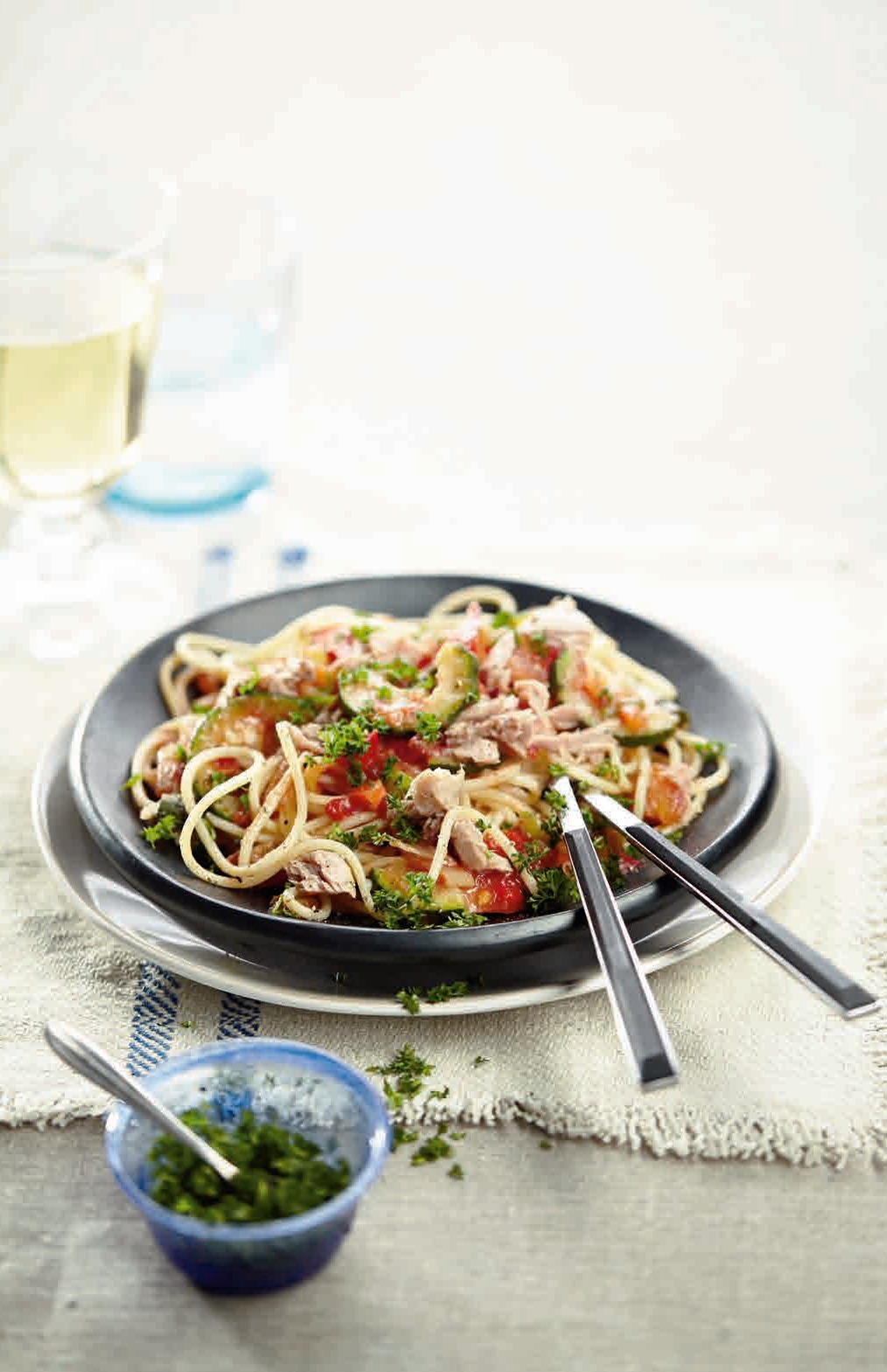 Spaghetti met tonijn en roerbakgroenten