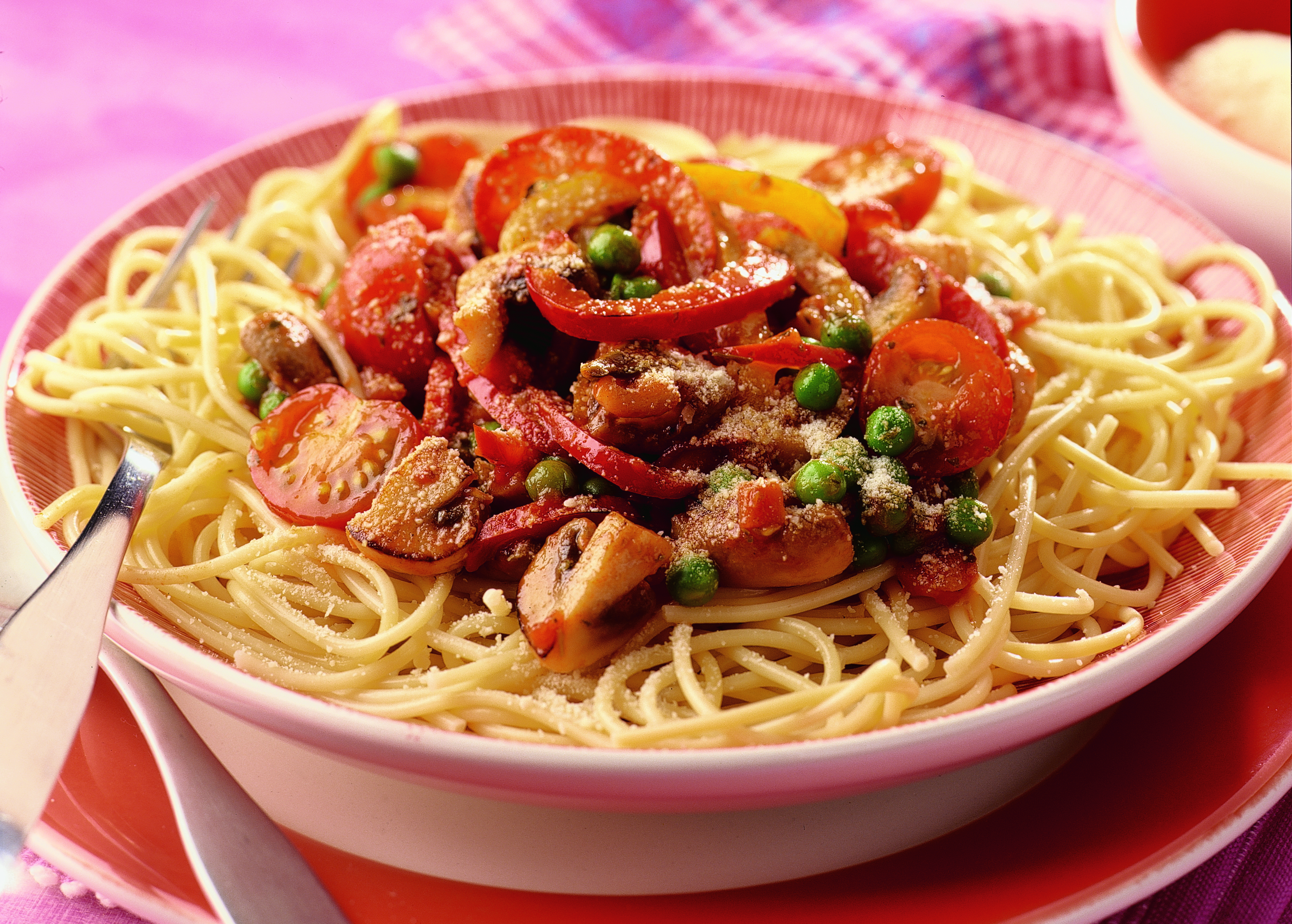Spaghetti met paprika, champignons en doperwtjes