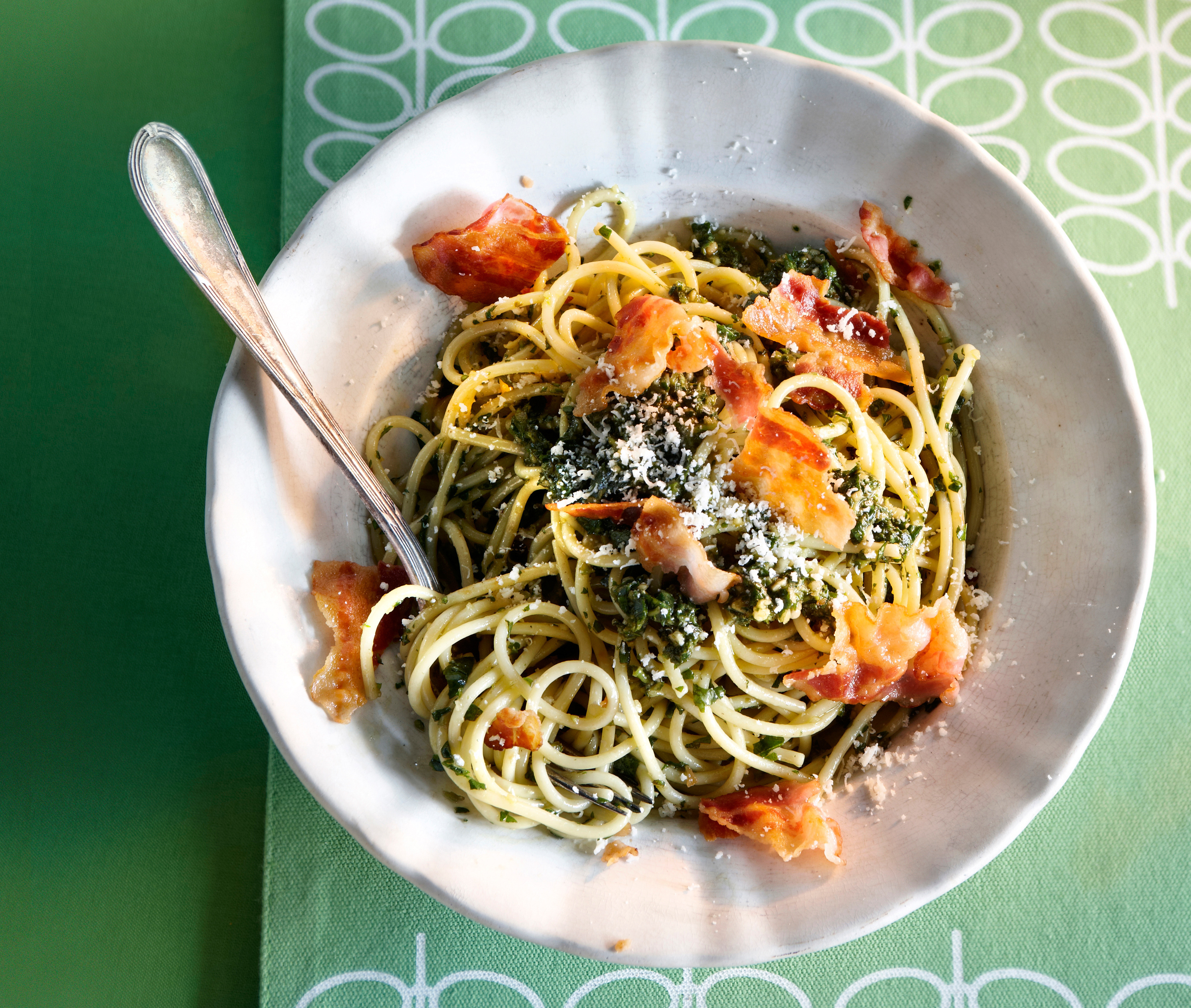 Spaghetti met knapperig spek en pesto