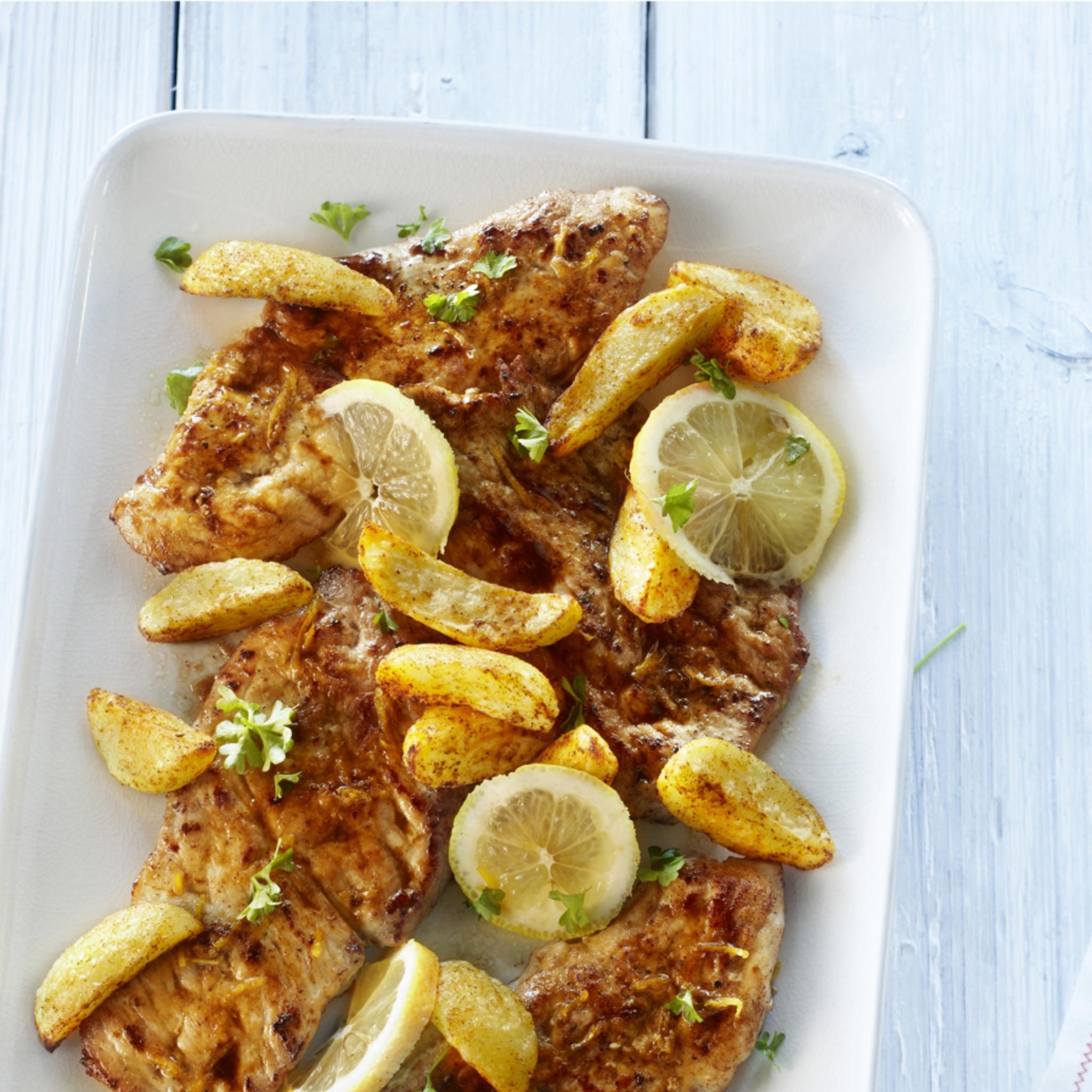 Schnitzel met citroenbotersaus en paprika-aardappelen