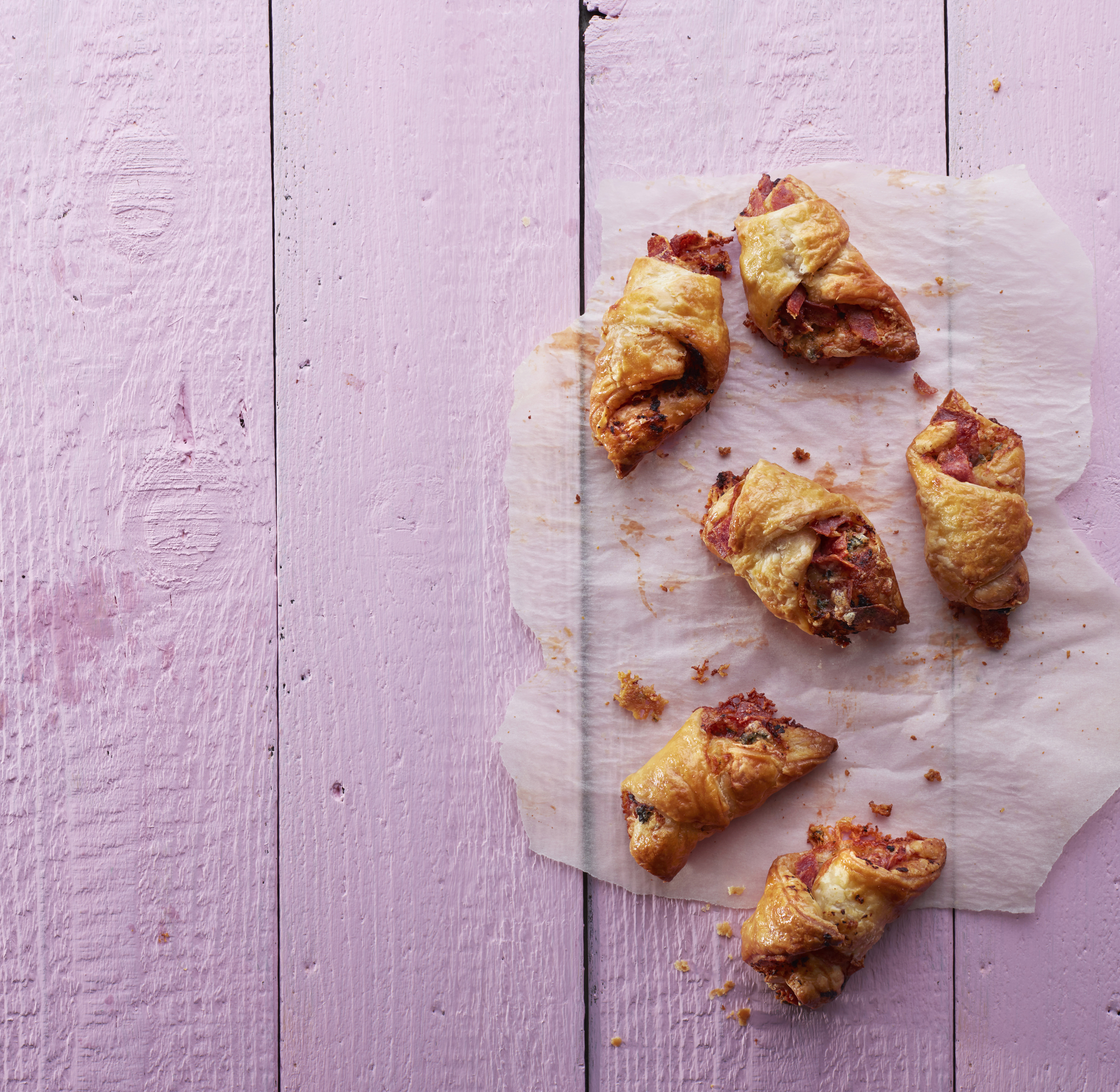 Salamicroissants met gorgonzola