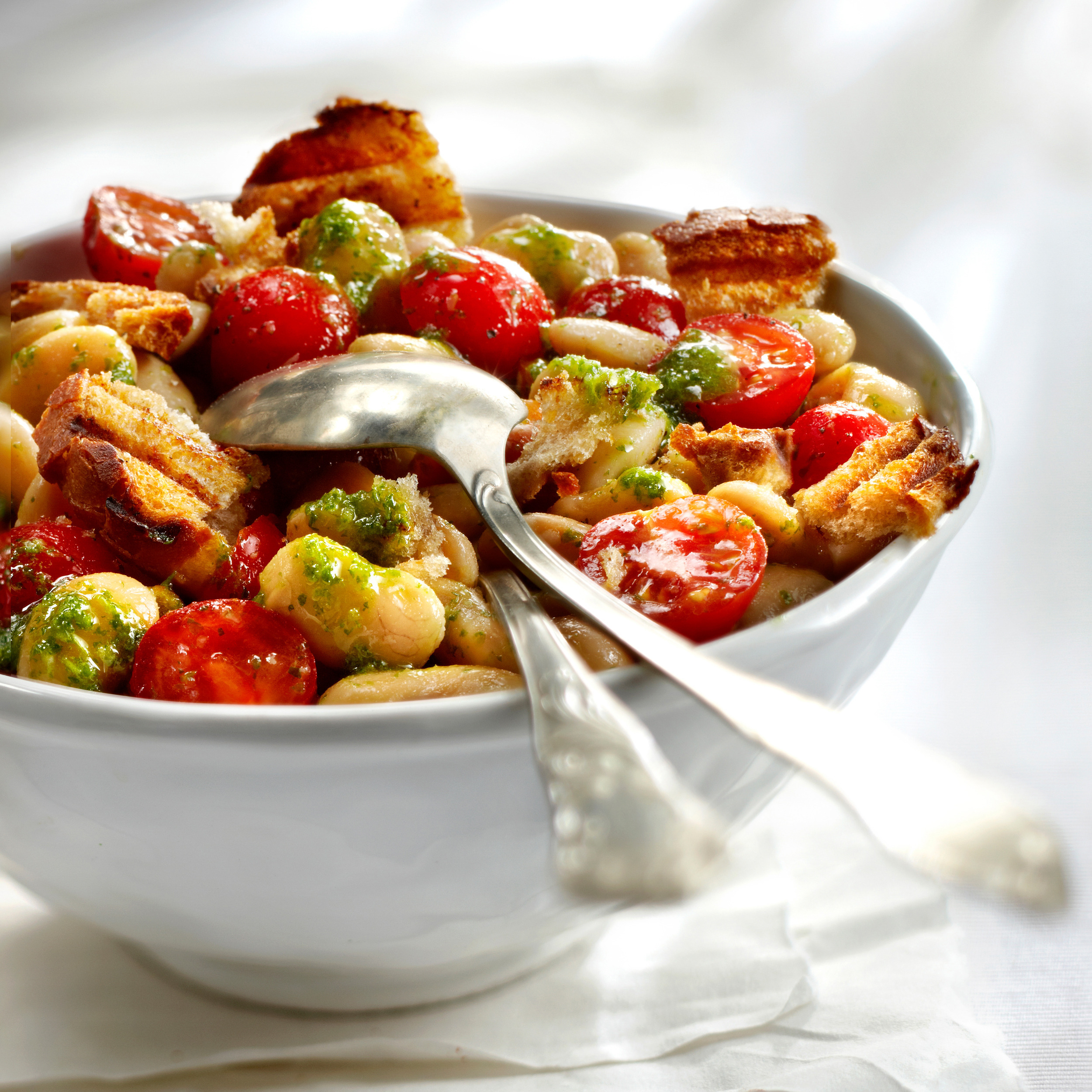 Salade van reuzen bonen en tomaat