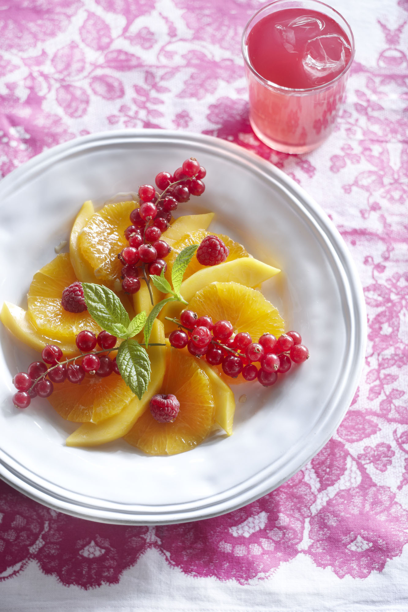 Salade van oranje en rood fruit