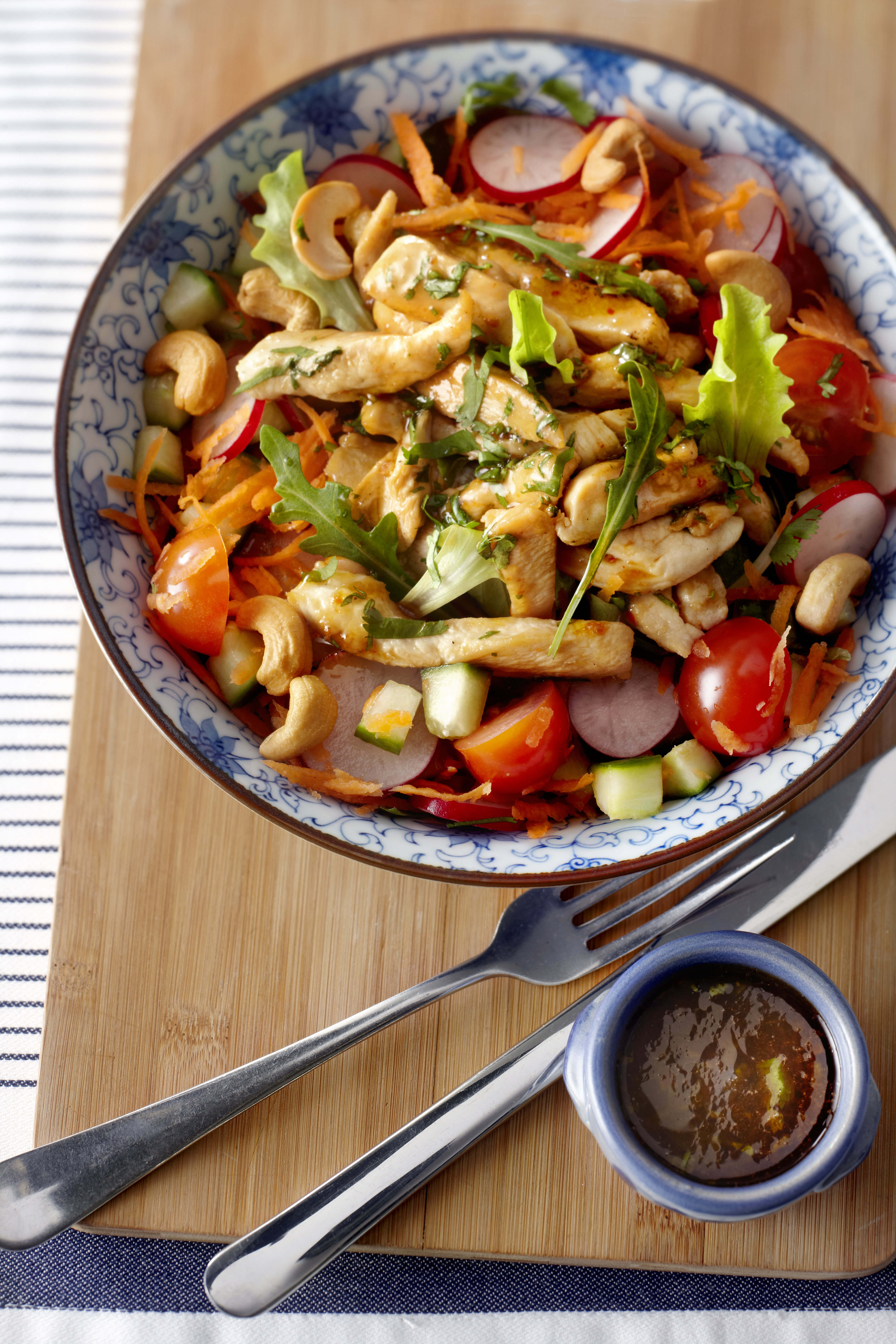 Salade uit de moestuin met kip en cashewnoten