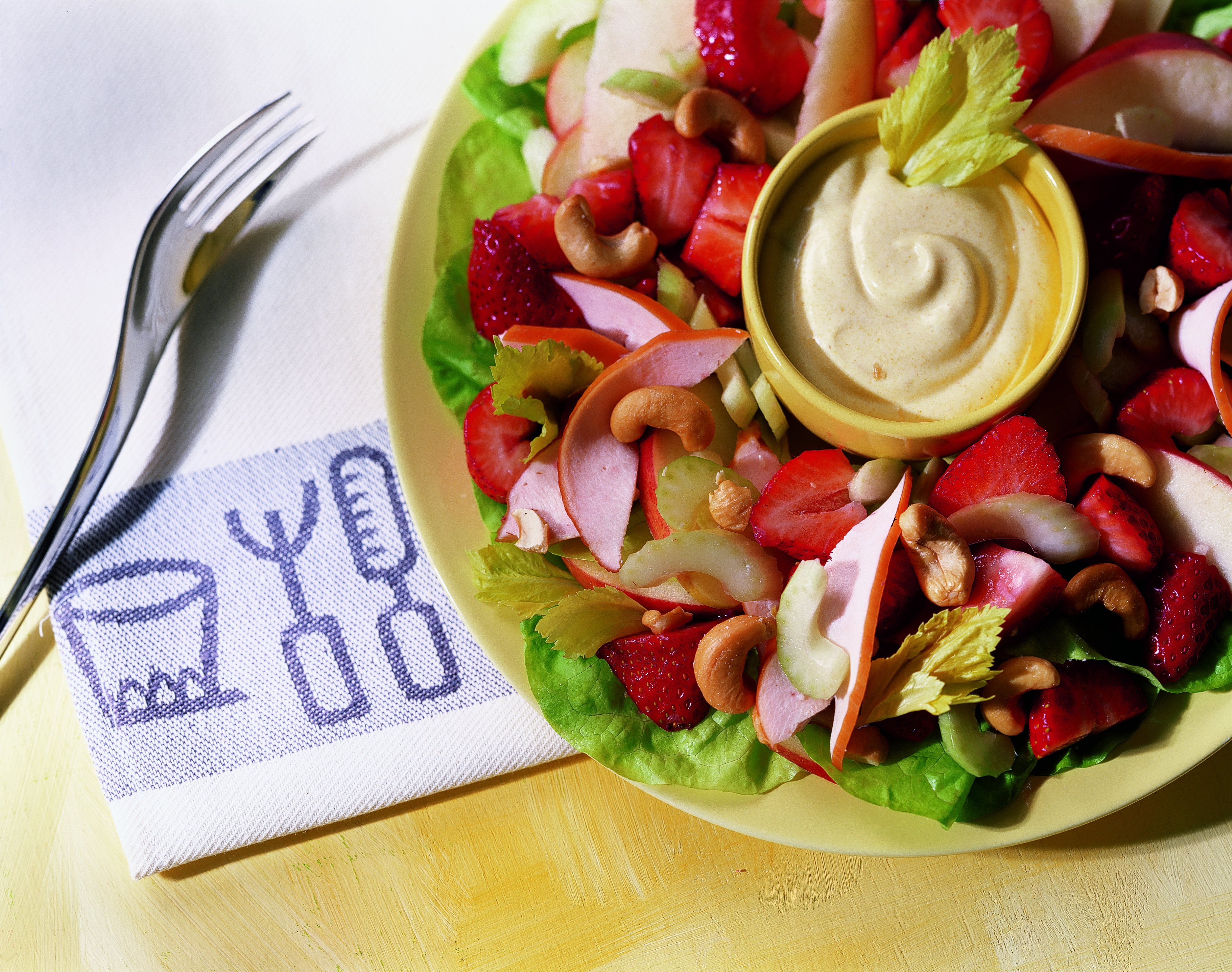 Salade met gerookte kip en aardbeien