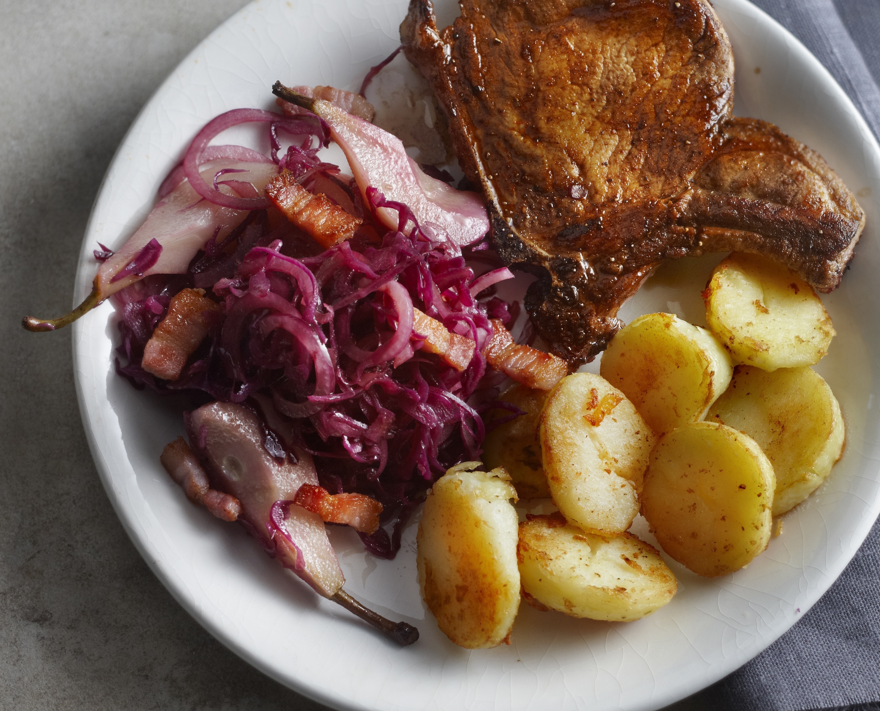 Rodekoolsalade met spek en stoofpeer