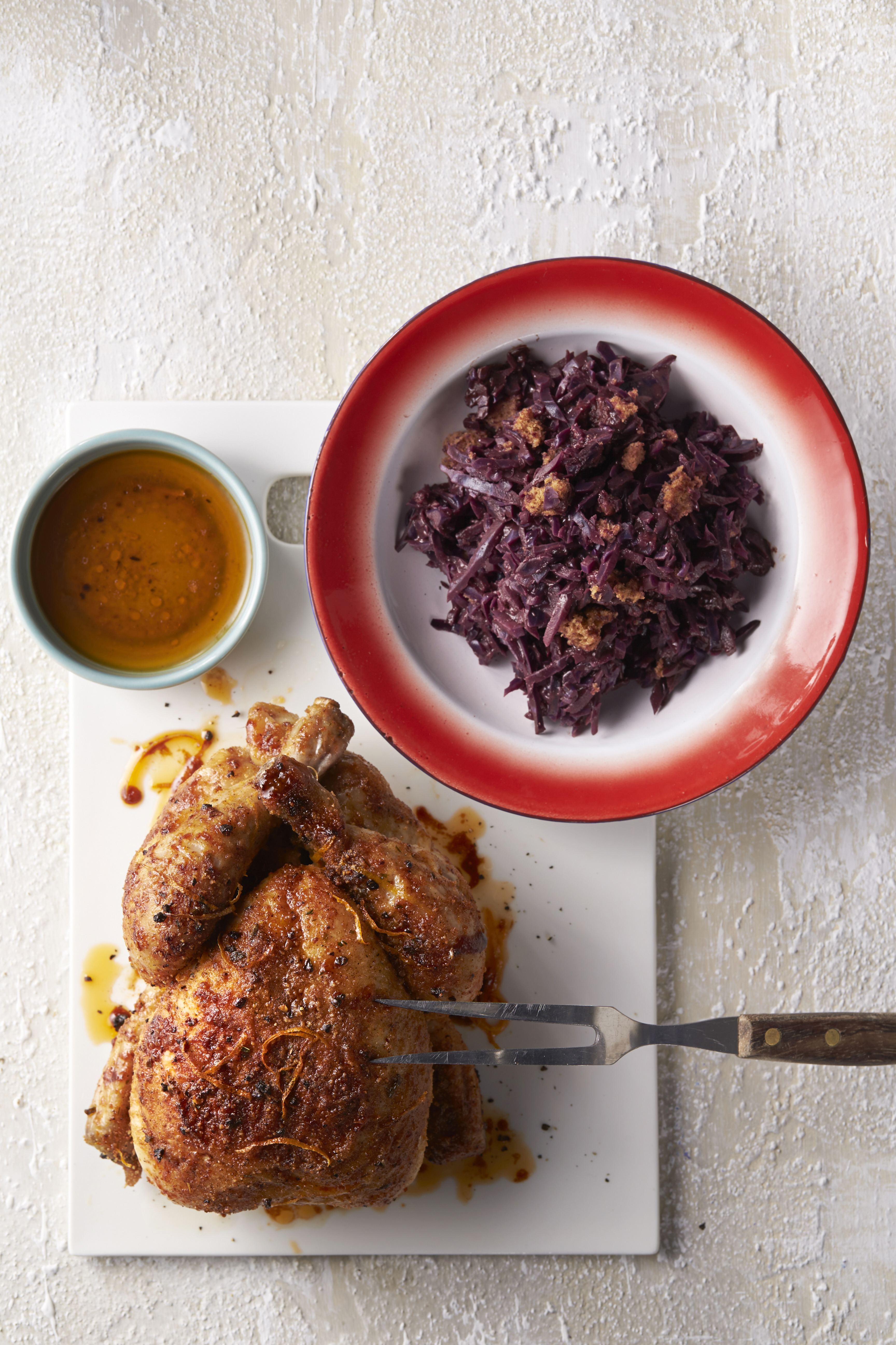 Rodekool met koekkruiden, chocolade en gebraden honingkip