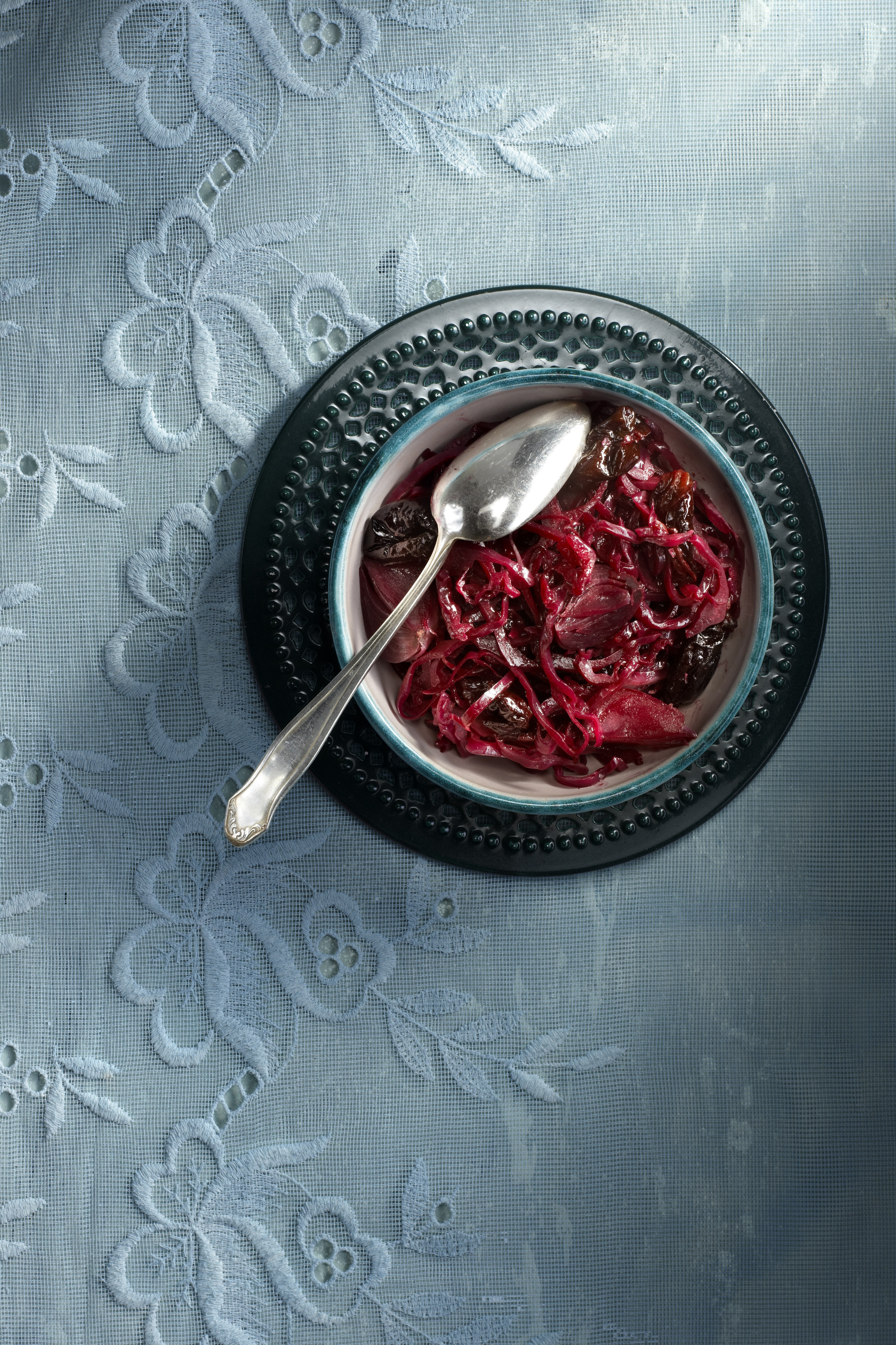 Rodekool met granaatappelsap en pruimen