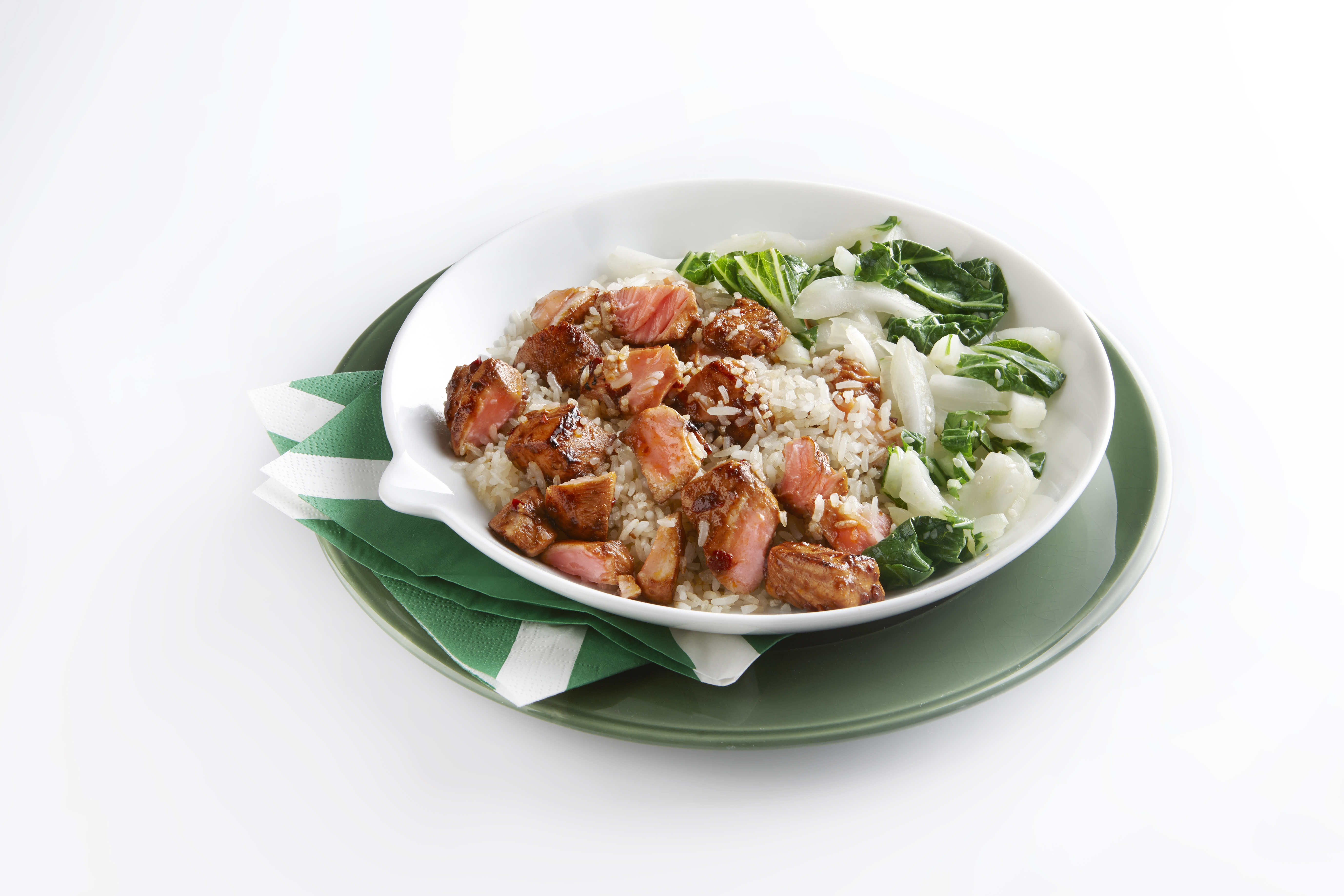 Rijstschotel met pikante zalm en paksoi