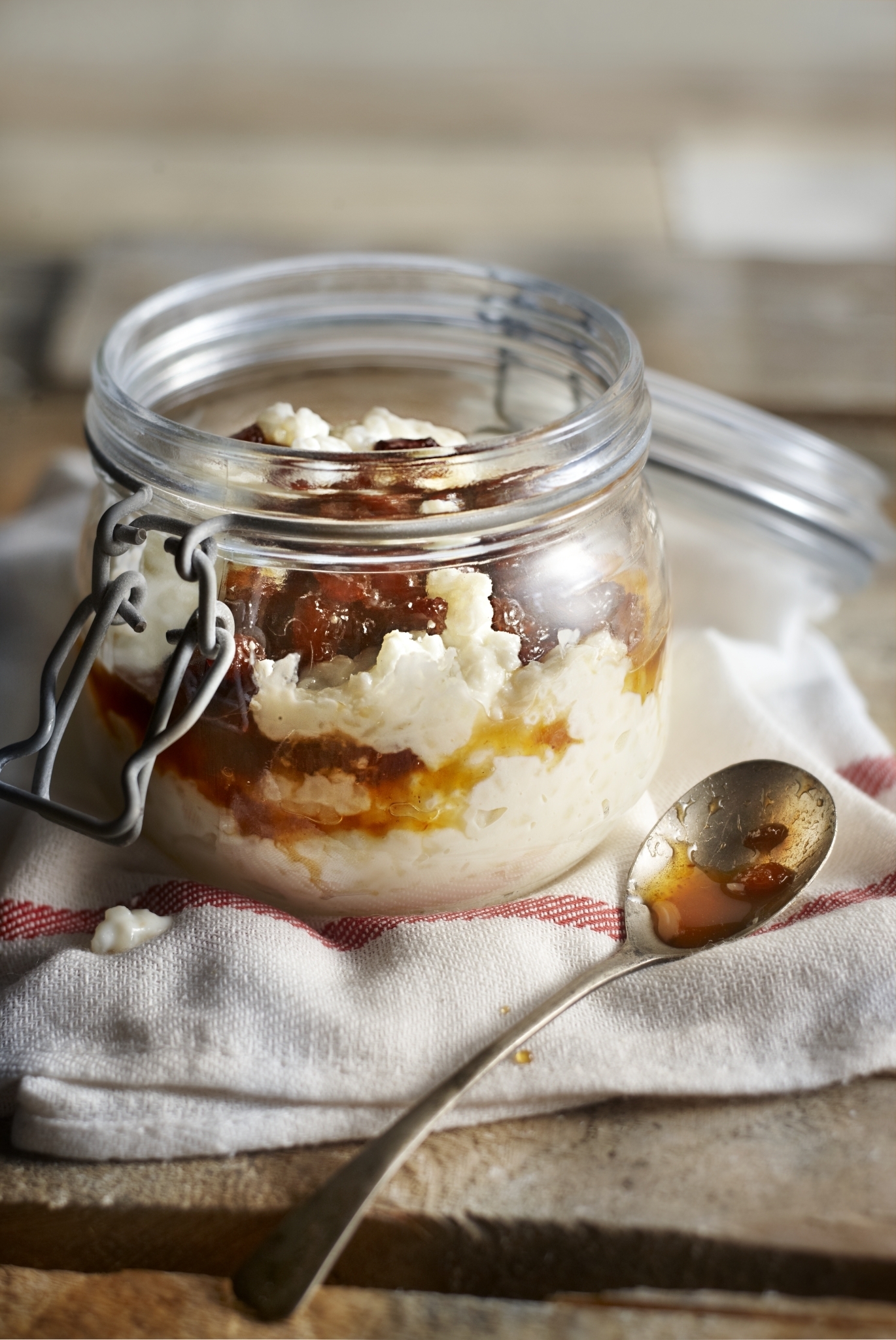 Rijstebrij met rozijnensaus