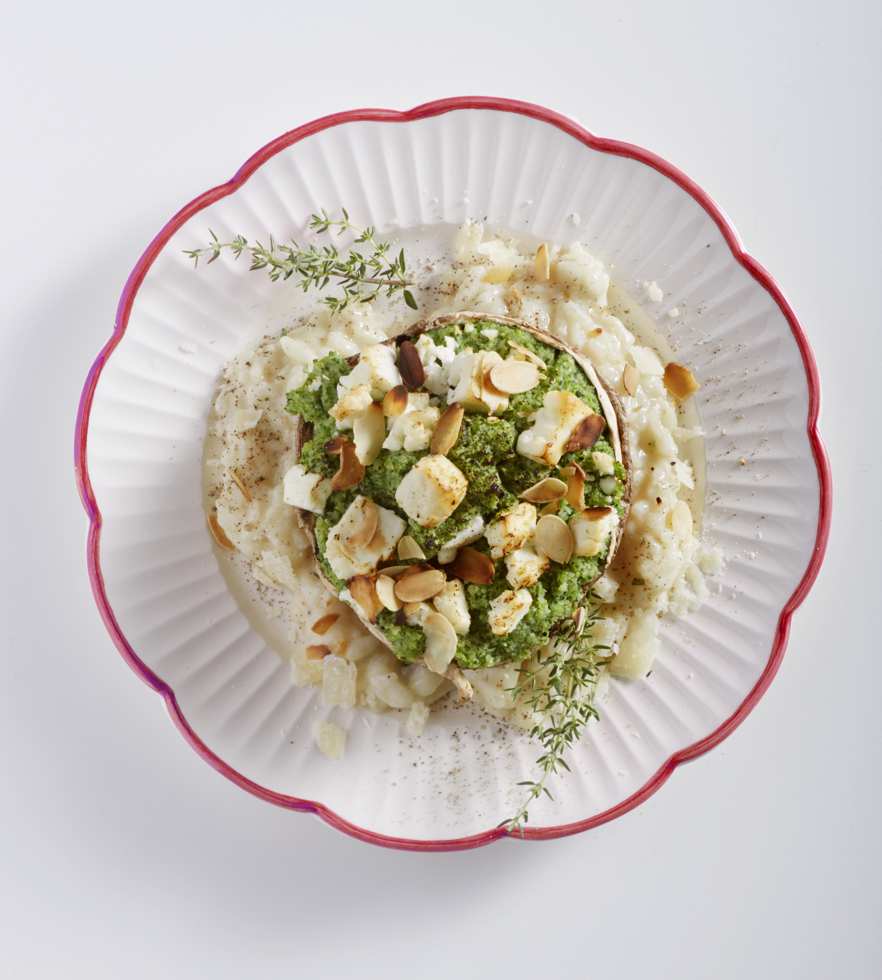 Portobello gevuld met groentemousse, feta en amandelen