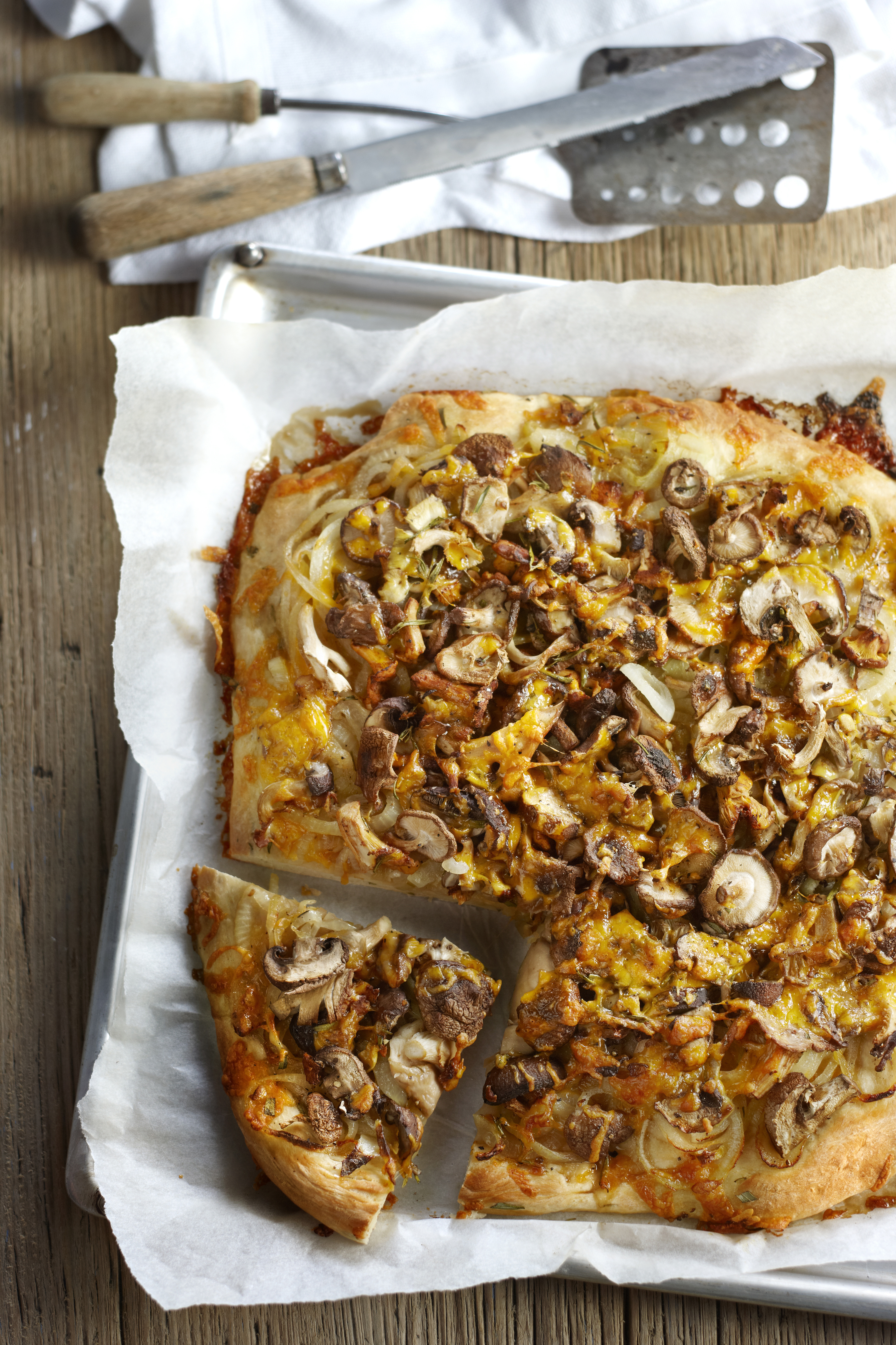 Plaattaart met gemengde paddenstoelen en cheddar