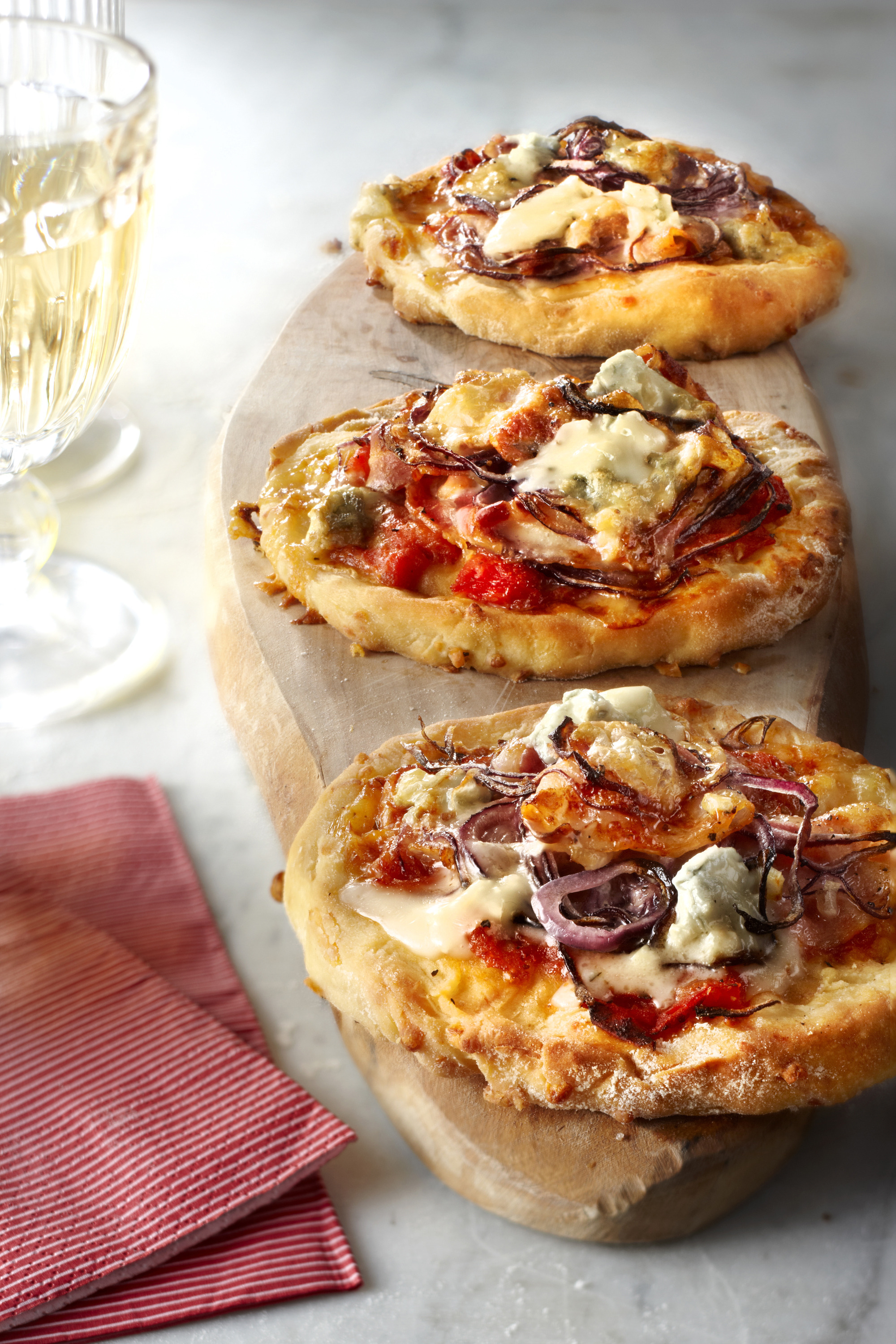 Pizza met gorgonzola, rode ui en pancetta