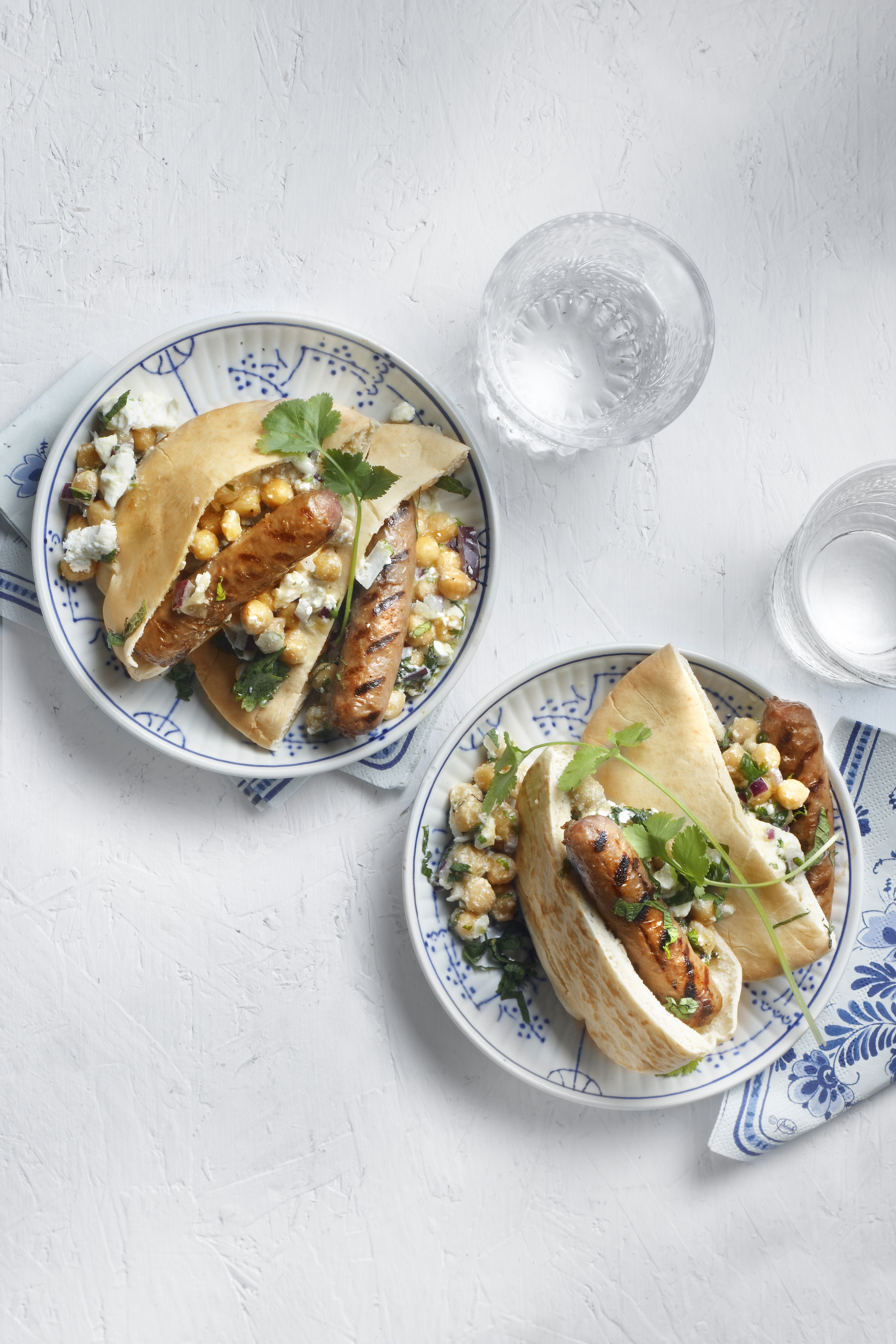 Pita met chipolata en kikkererwtensalade