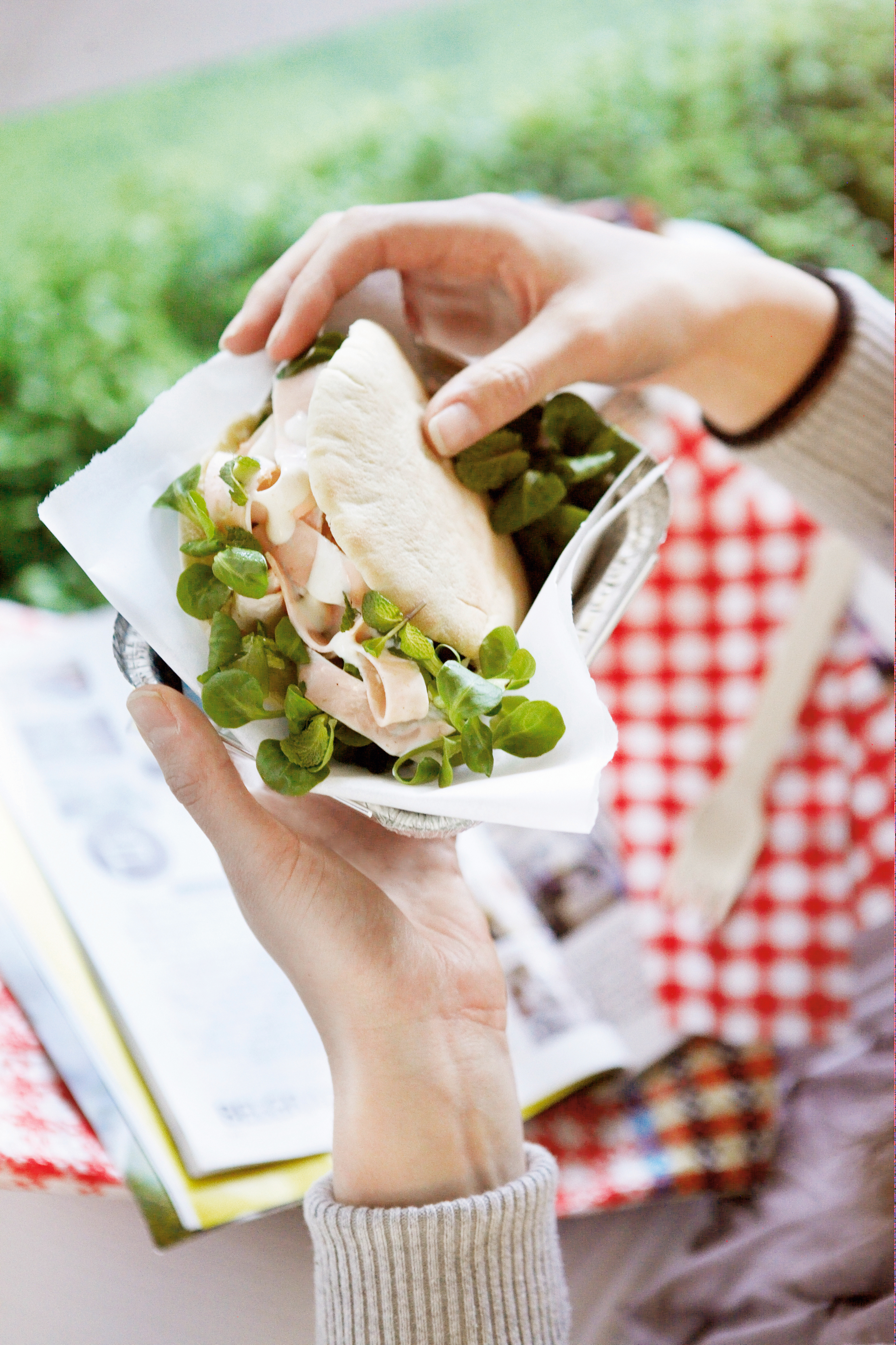 Pita-envelopjes met gerookte kipsalade