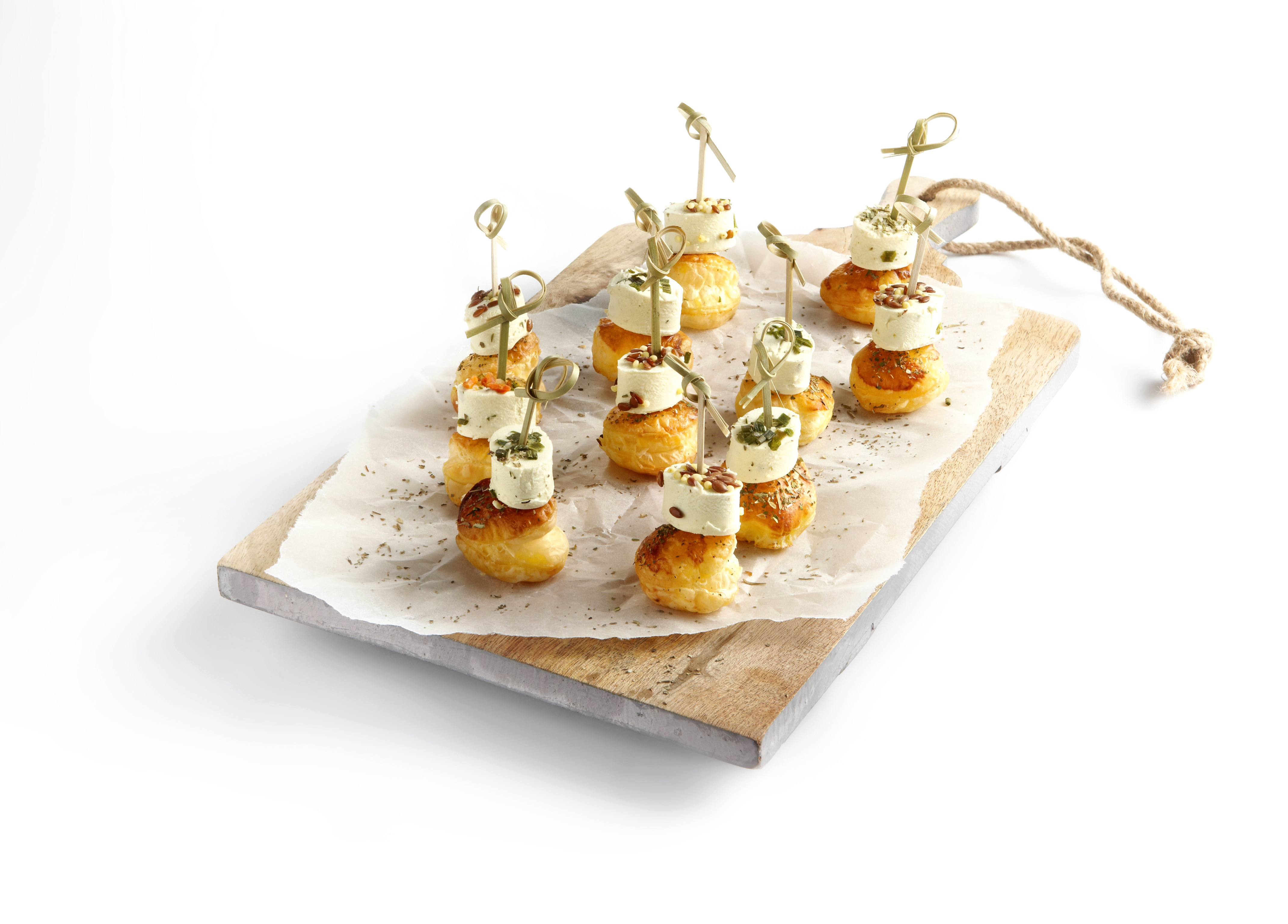 Paturain minikaasjes met pesto op bladerdeeg