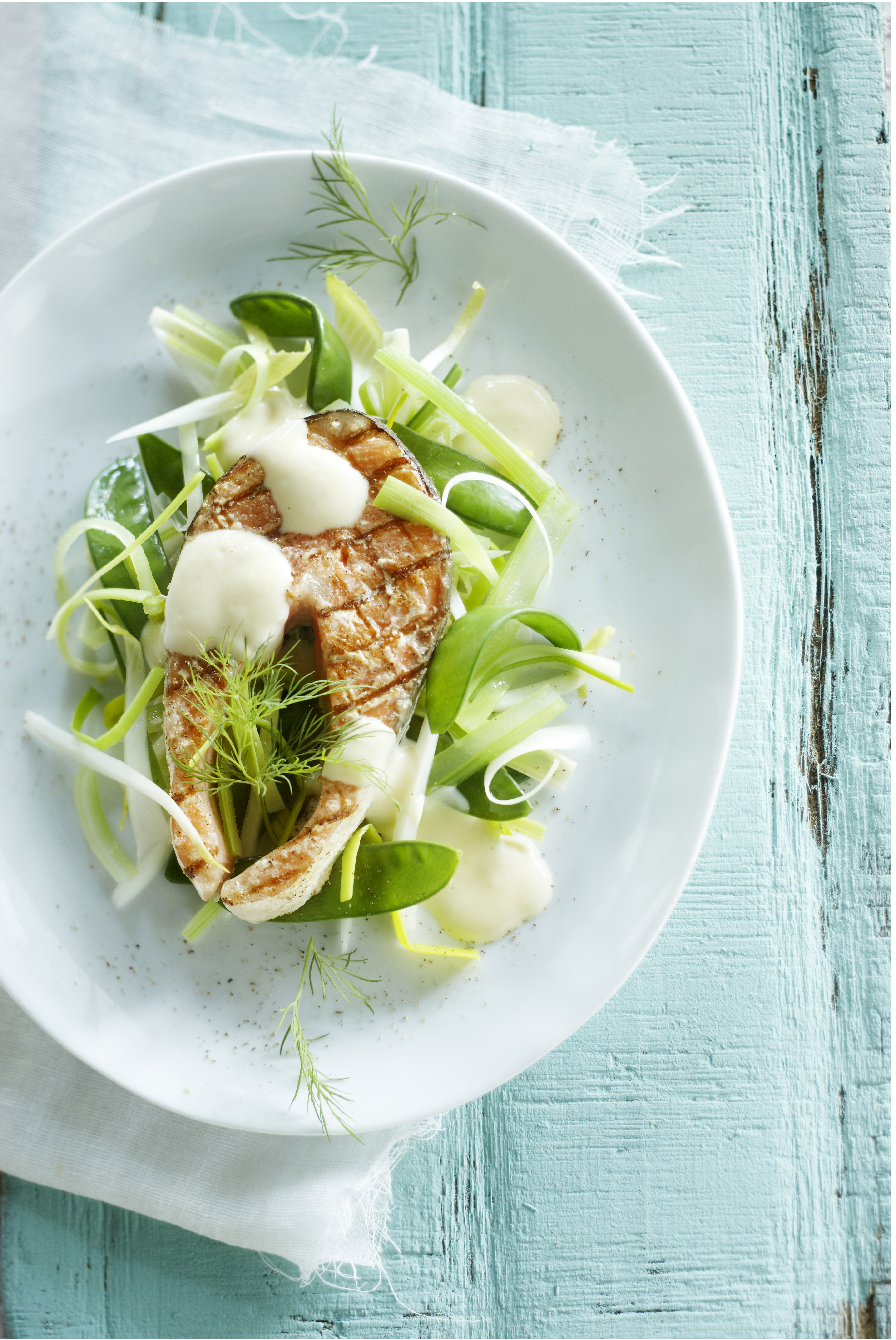 Palet van voorjaarsgroenten en zalm