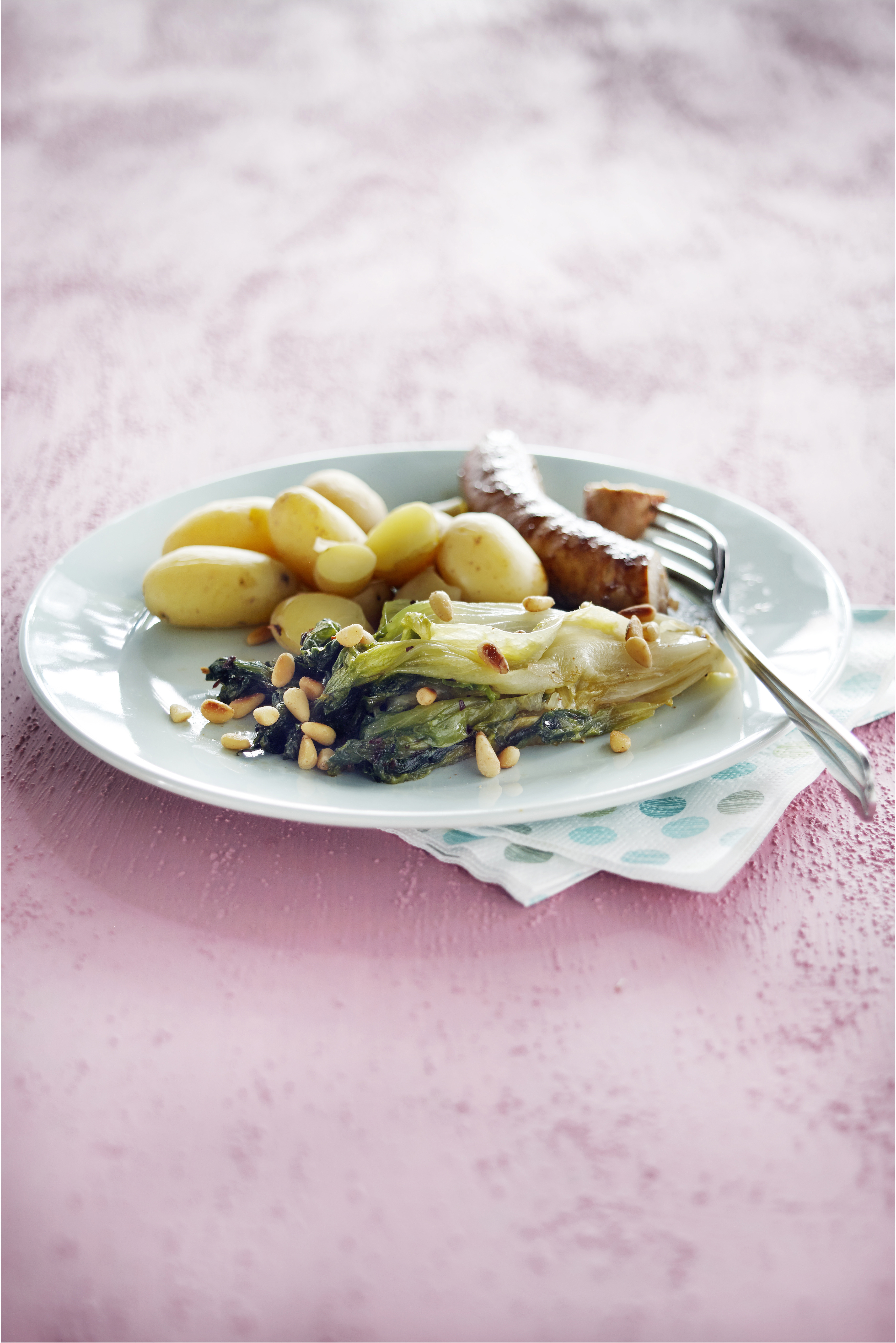 In olijfolie gesmoorde andijvie met pijnboompitten