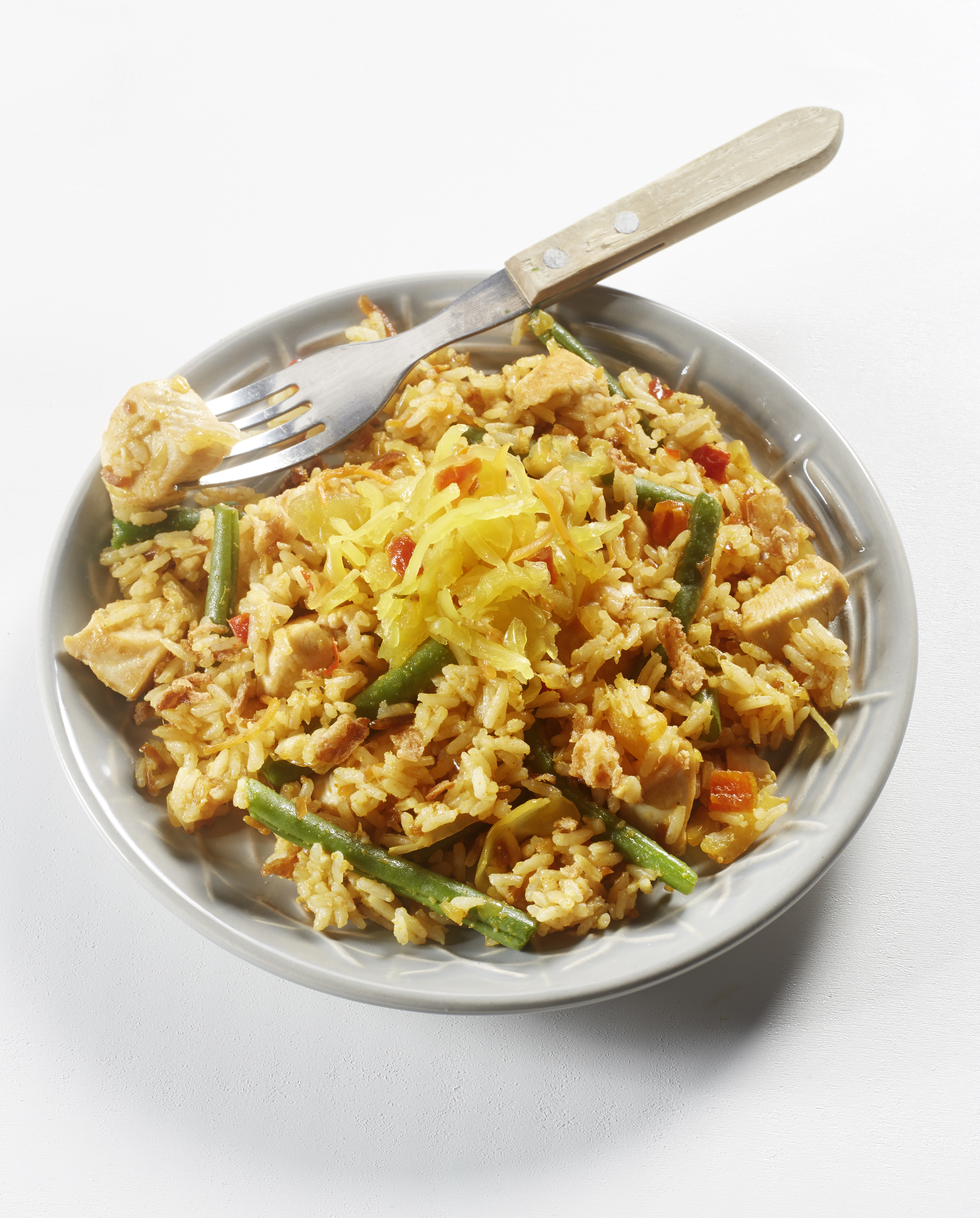 Nasi tjampoer met kip en boontjes