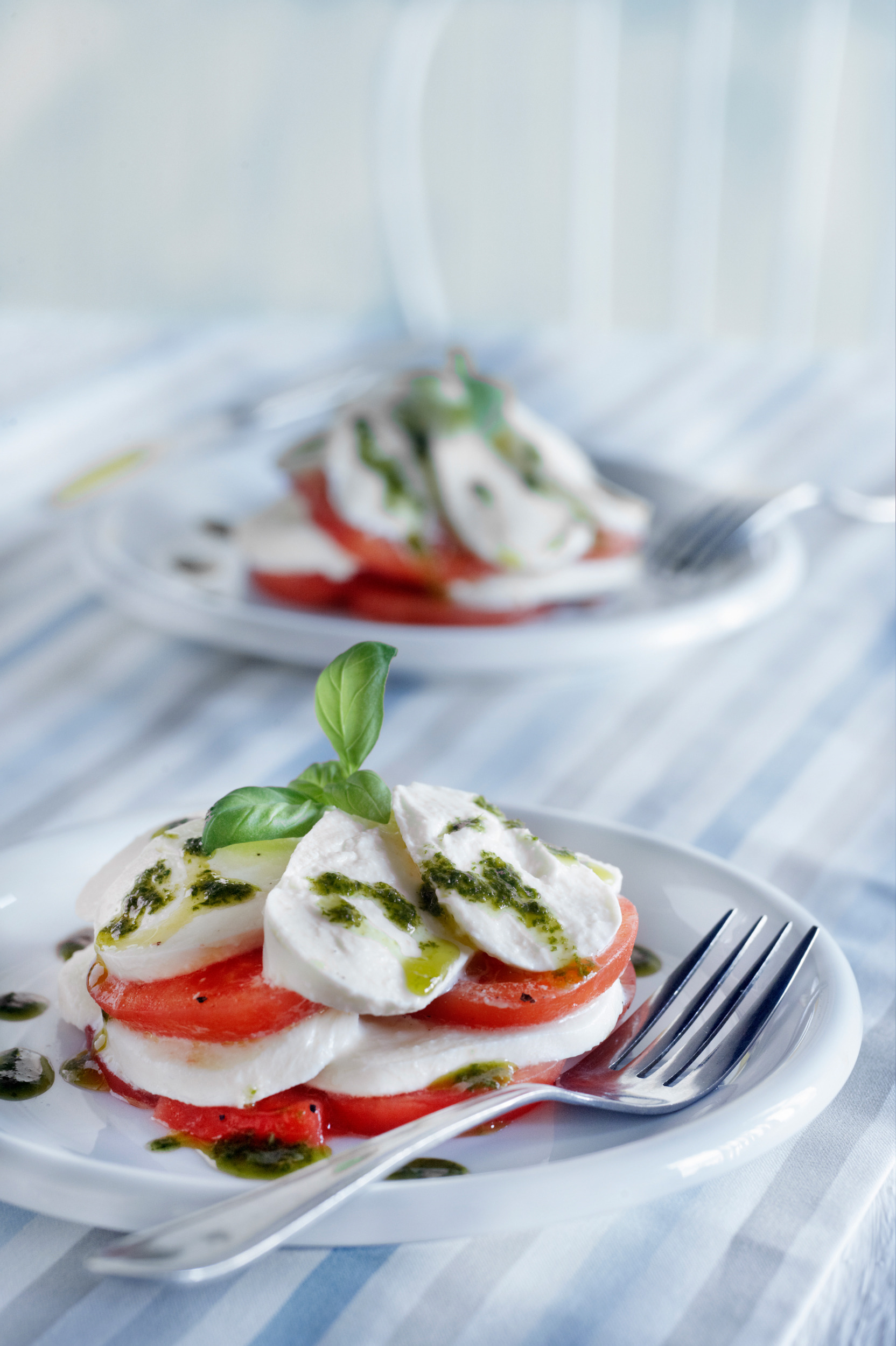 Mozzarellataartje met gemarineerde tomaat en basilicumsaus