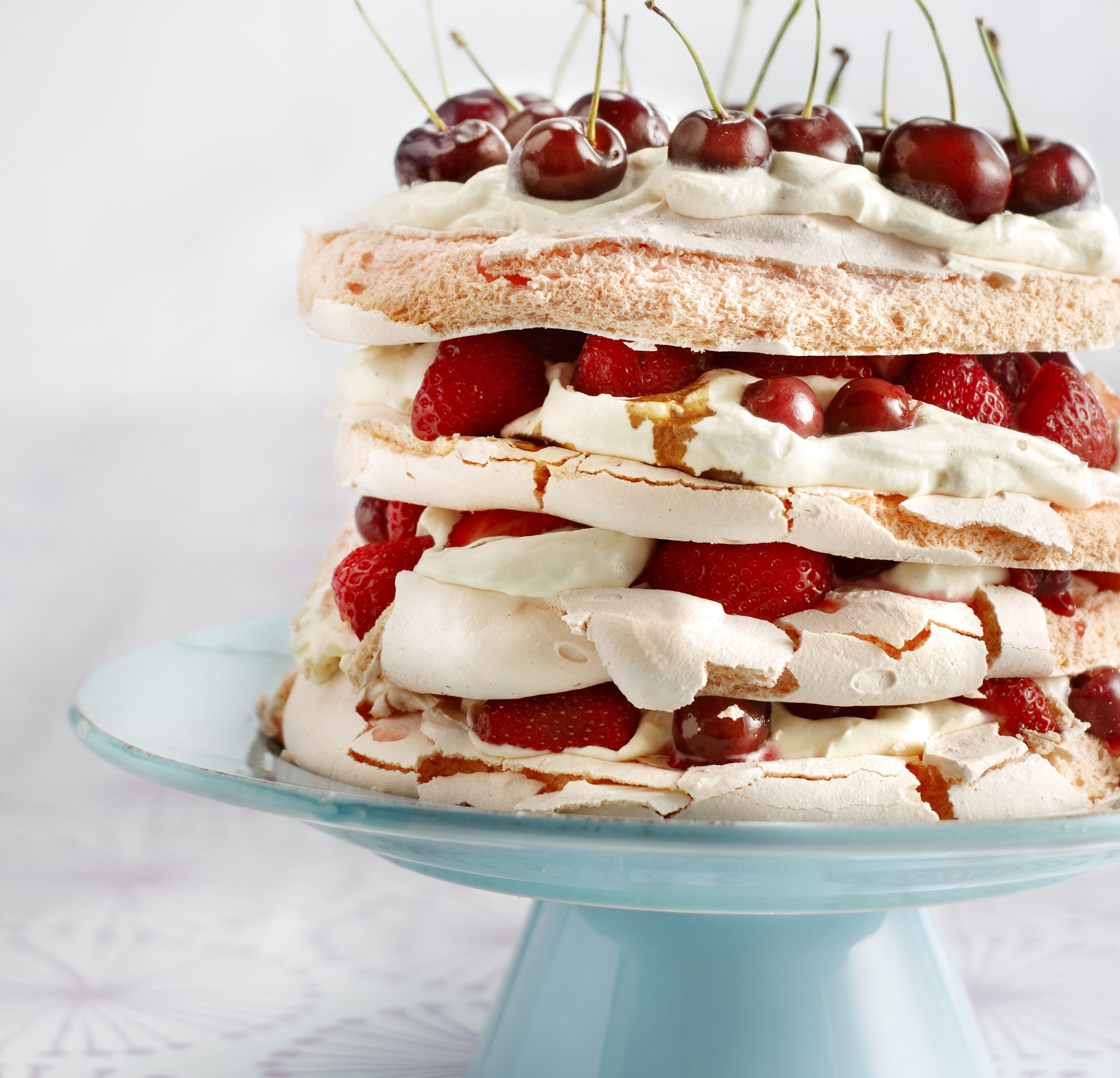 Merenguetaart met aardbeien en kersen