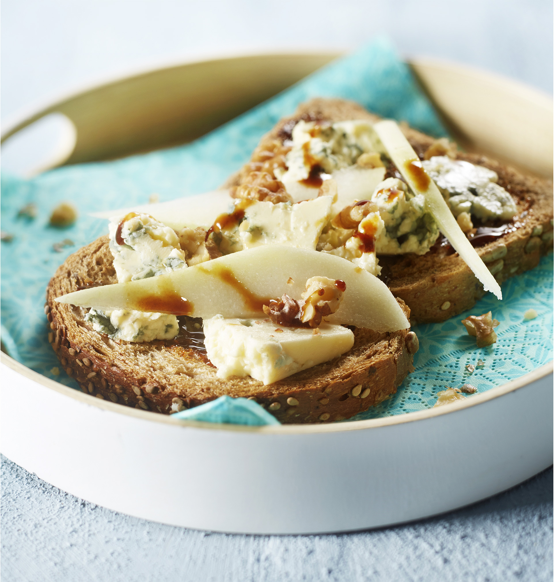Meergranen boterham met appel-perenstroop en blauwe kaas