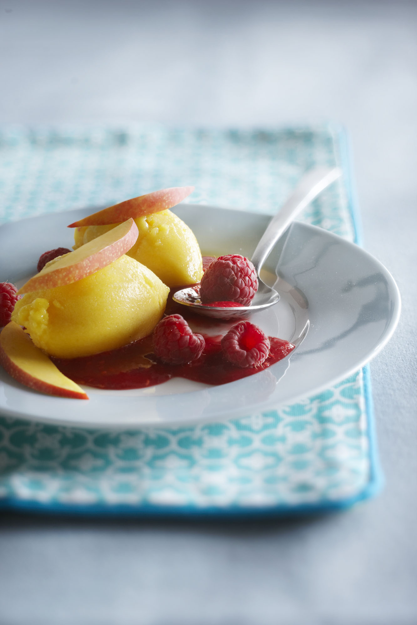 Mango-limoensorbet en verse frambozen- saus