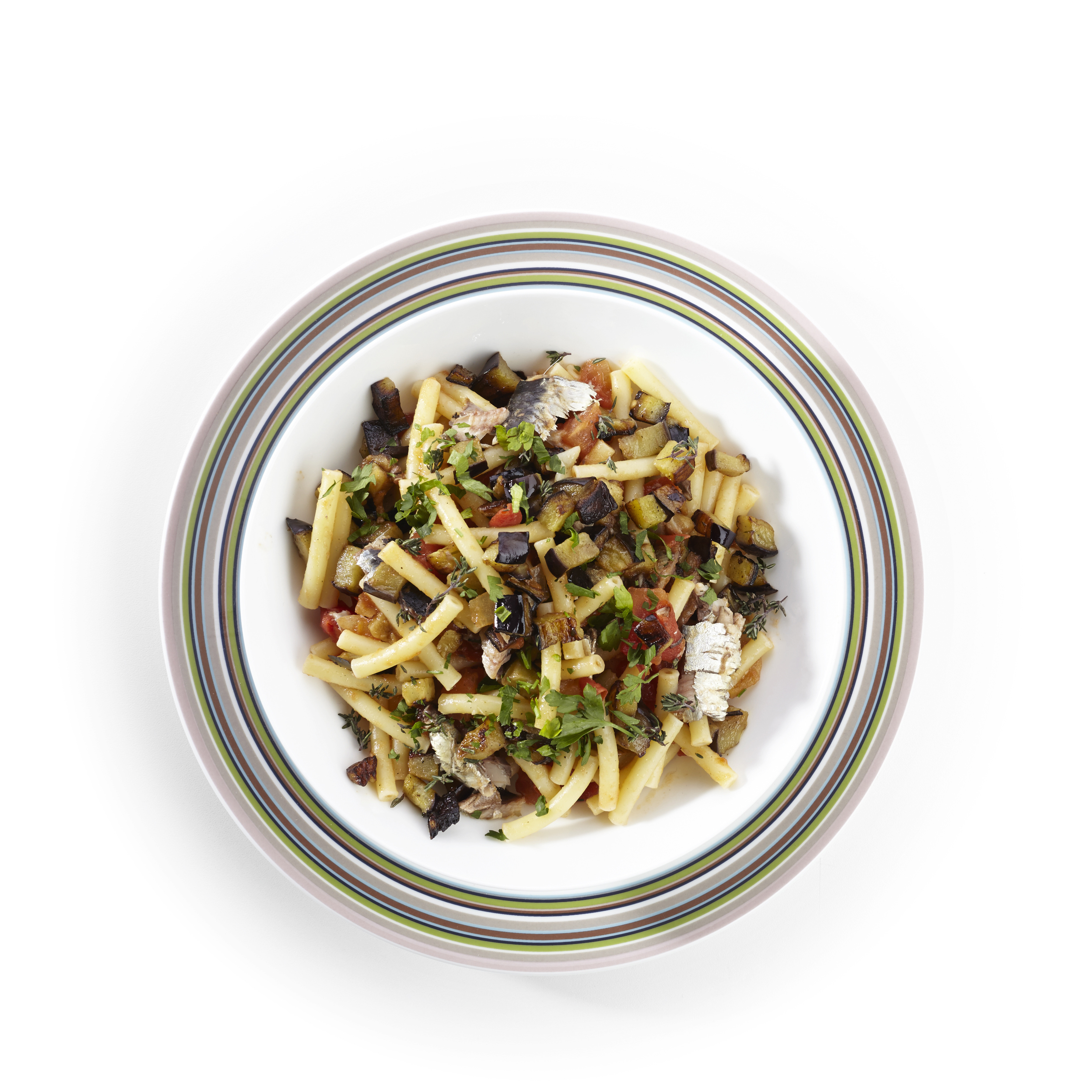 Macaroni met sardientjes, tomaat en aubergine