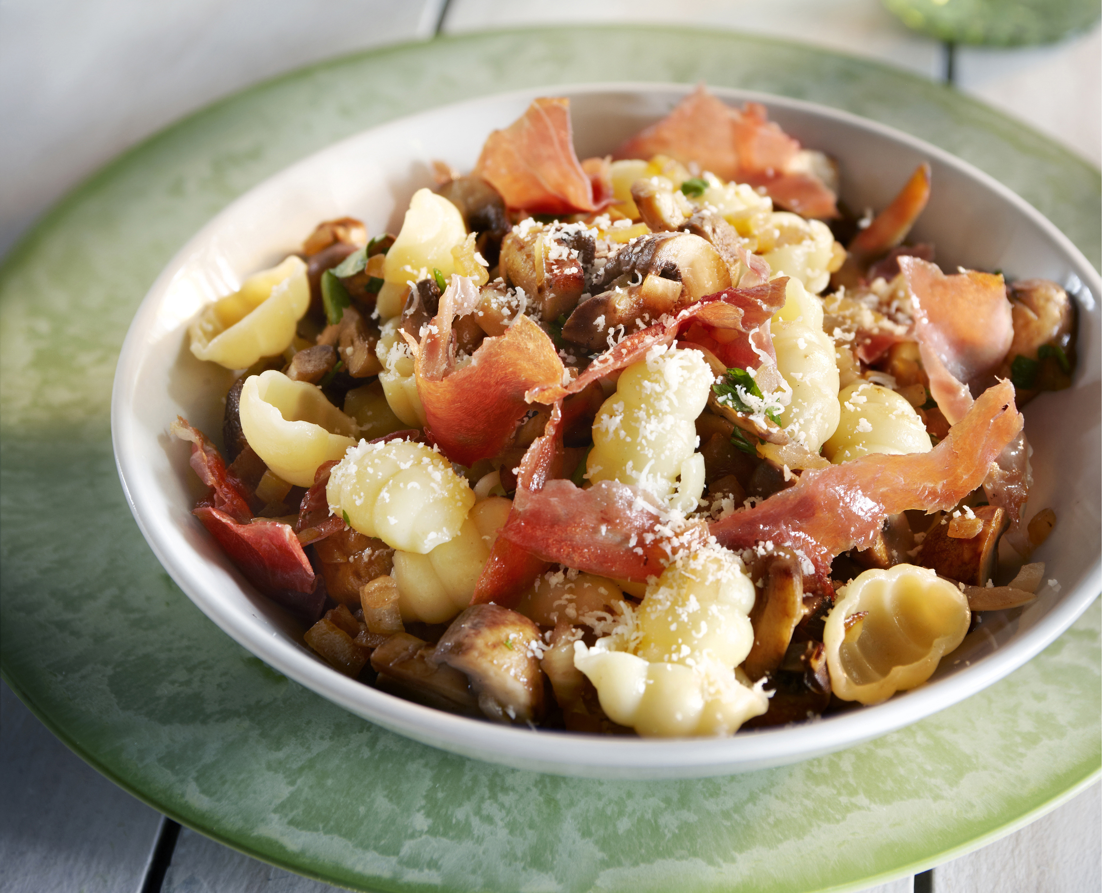 Macaroni met parmaham en champignons