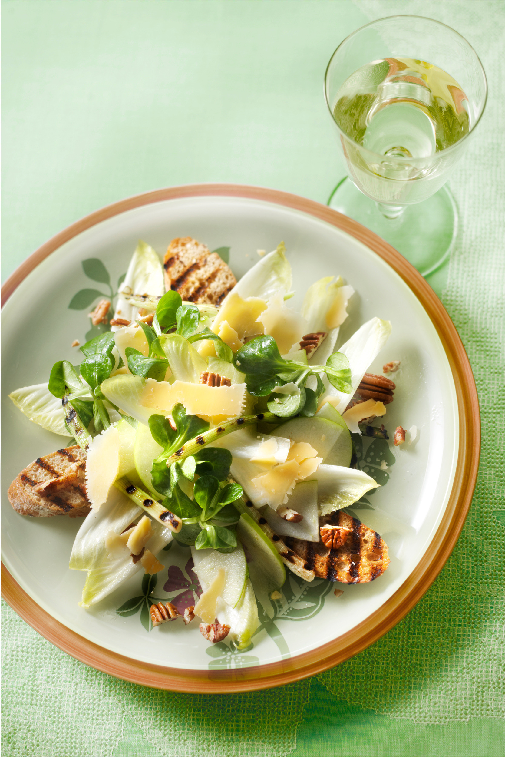 Maaltijdsalade van witlof en gegrilde lente-ui