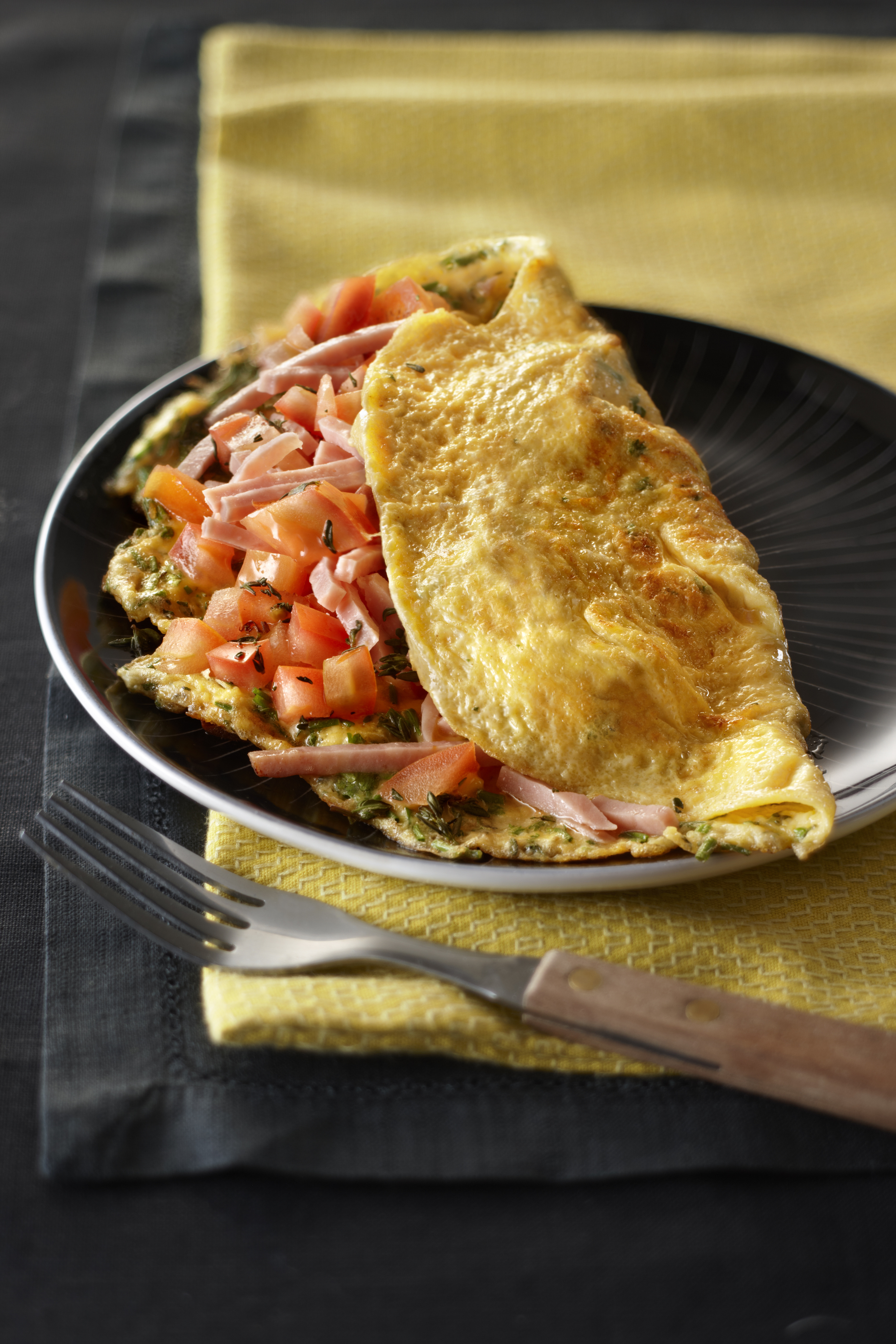 Kruidenomelet met ham en tomaat