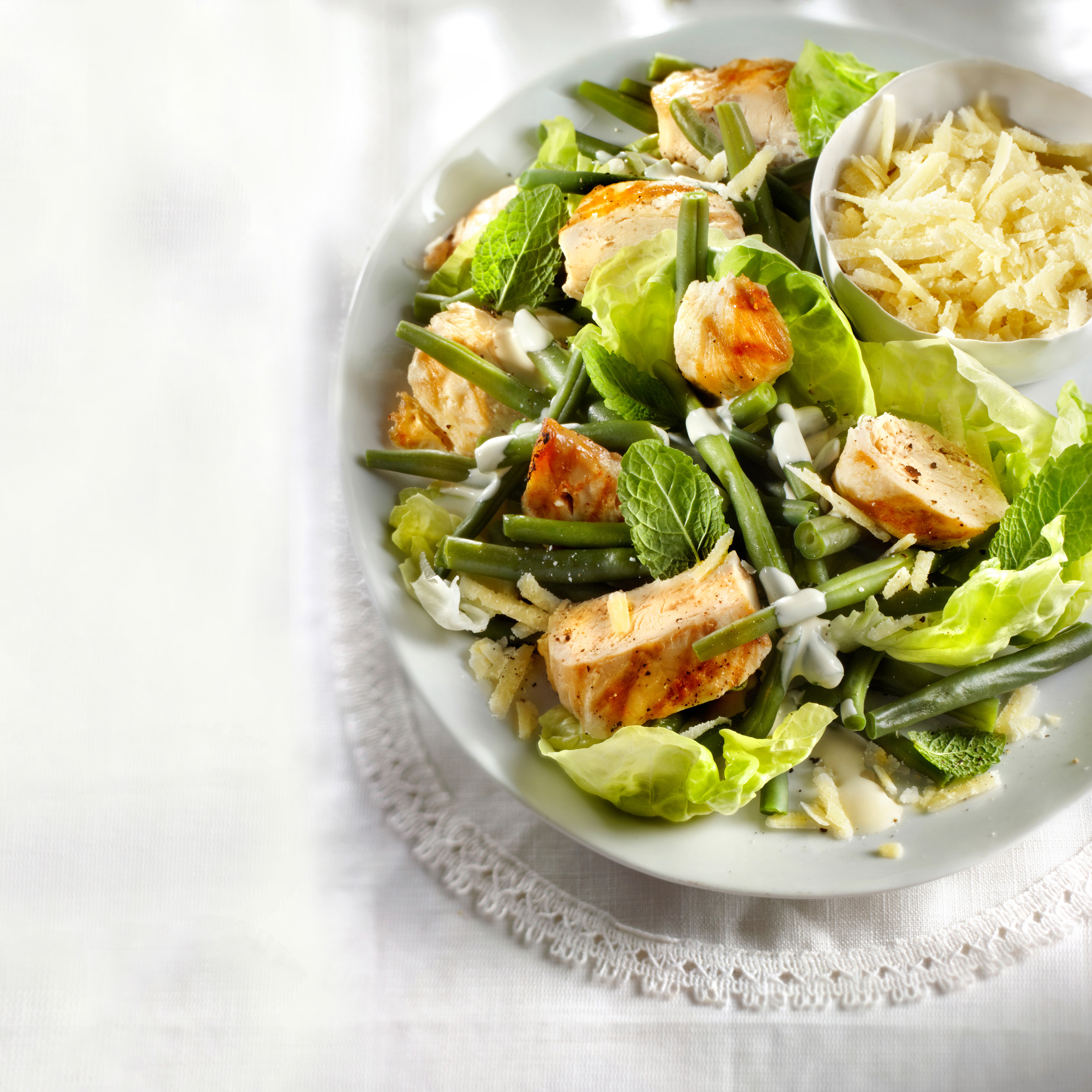 Kropsla met gegrilde kip en munt