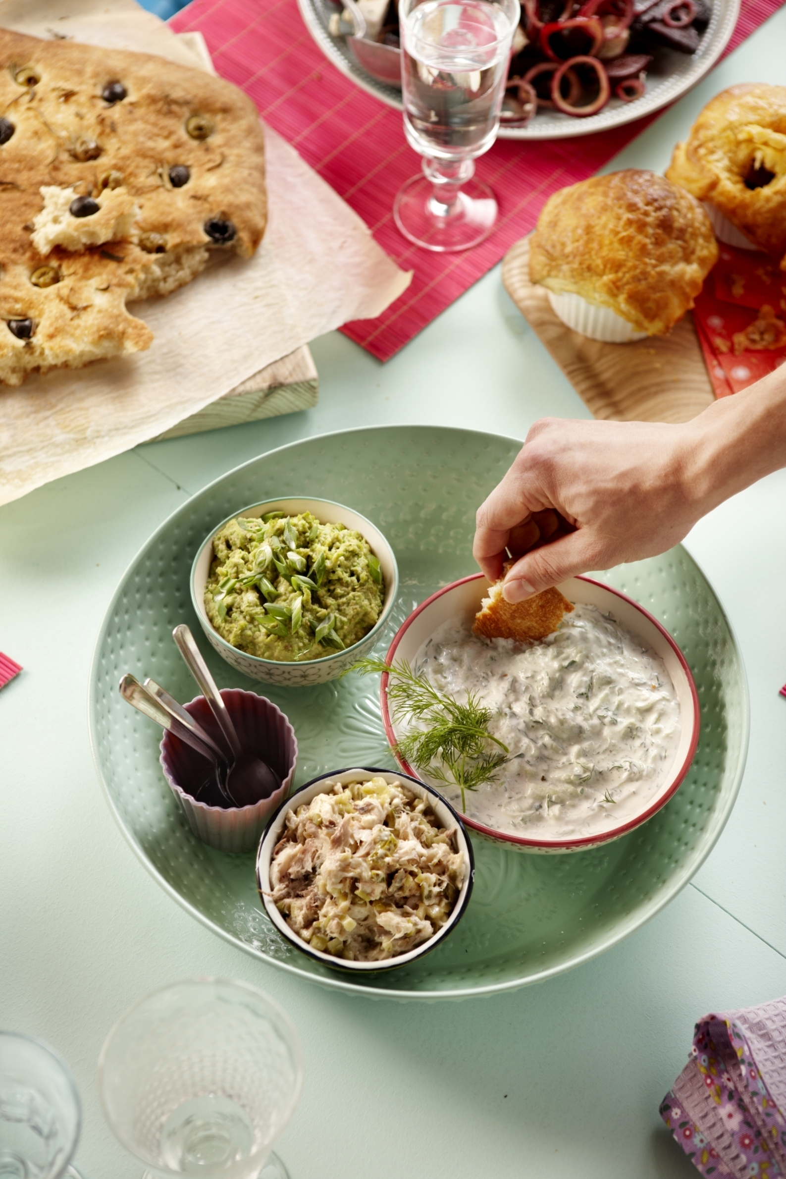 Humus met doperwten en koriander