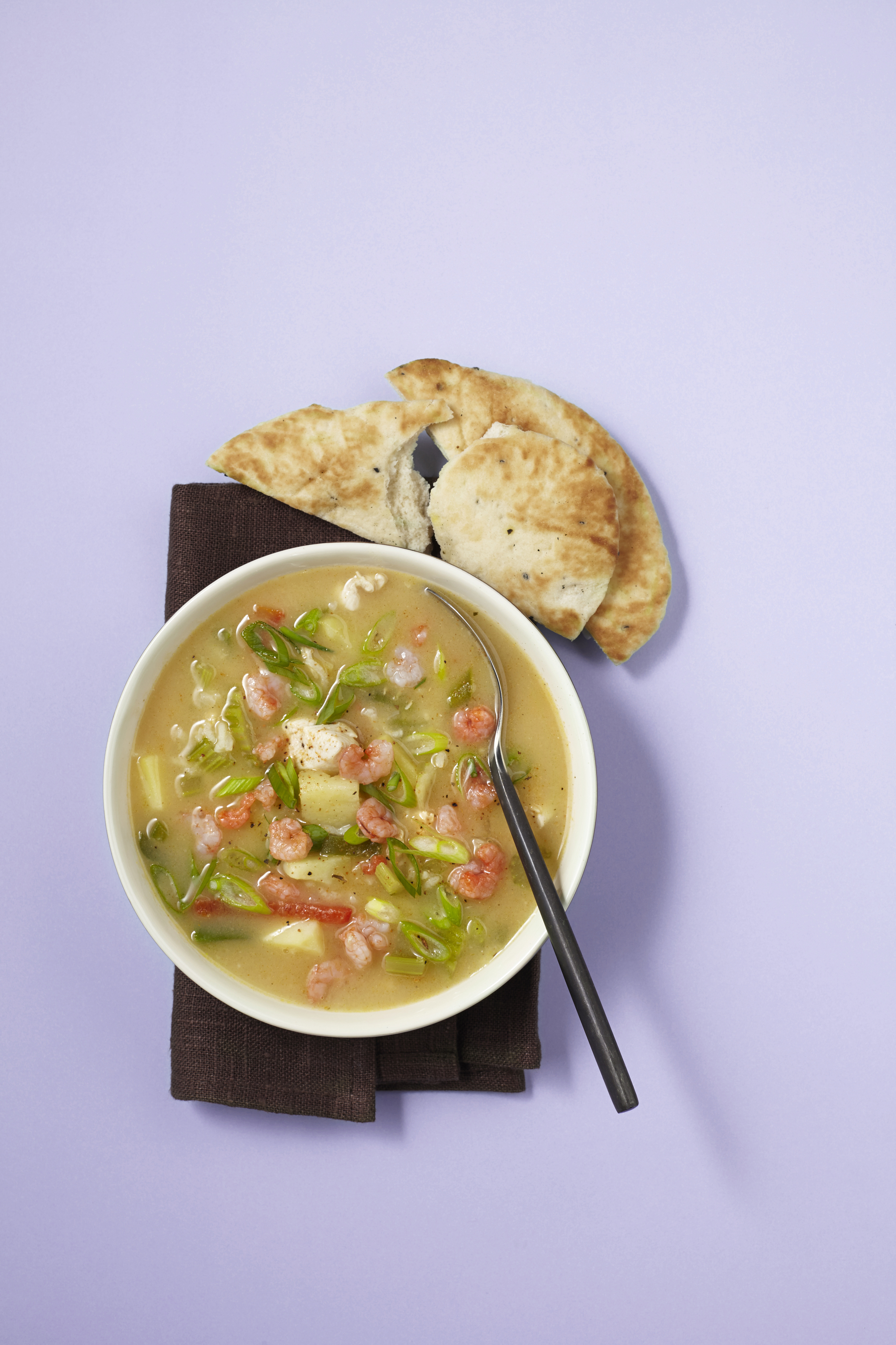 Gumbosoep met kip en garnalen