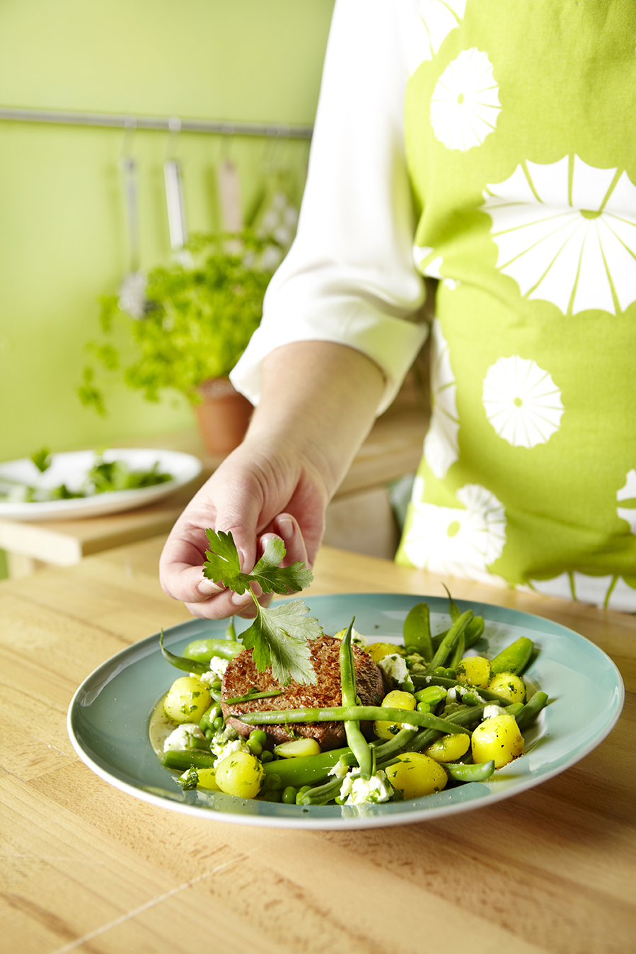 Groene groenten met kruidenolie en tartaar